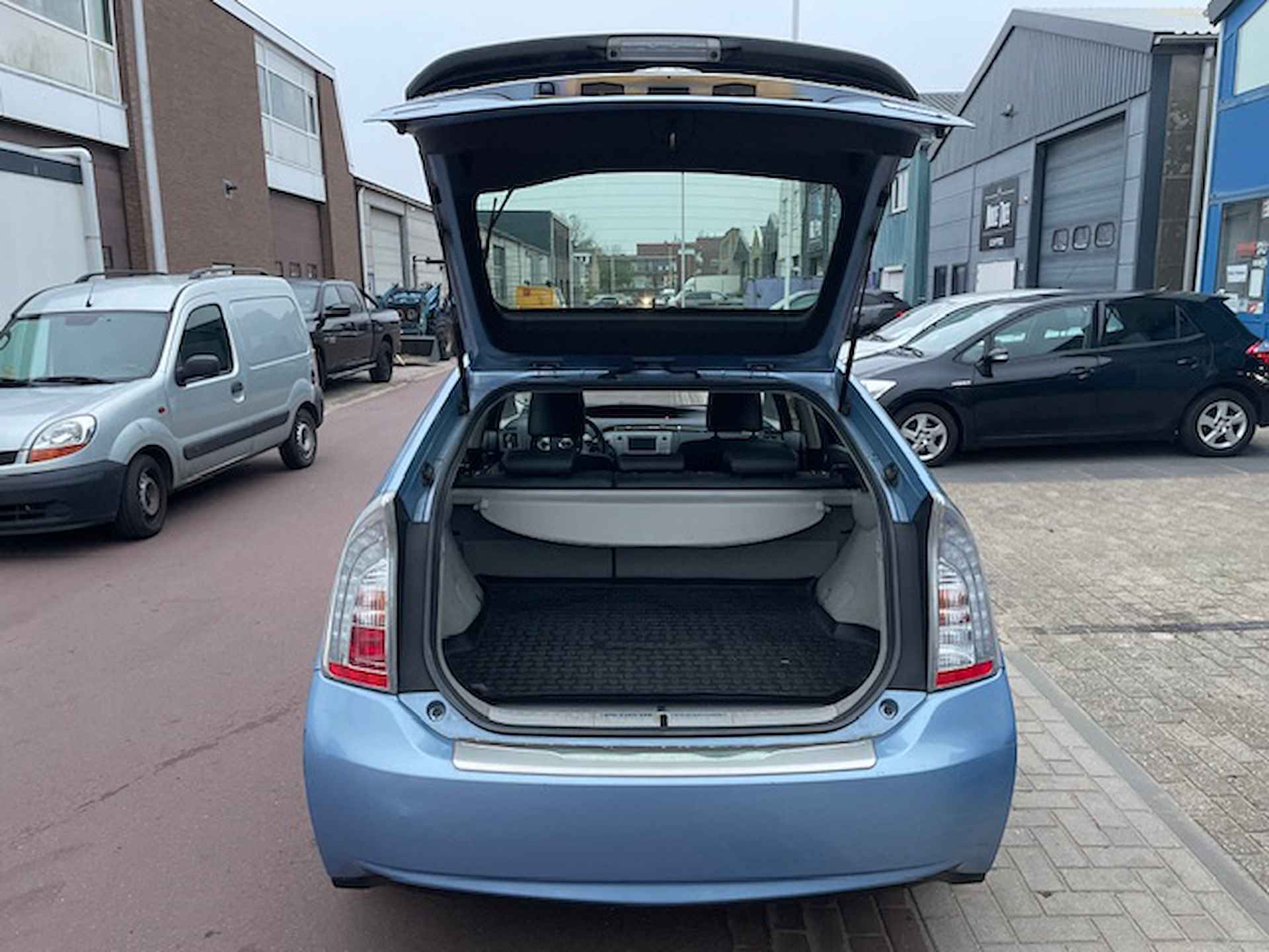 Toyota Prius 1.8 Plug-in Dynamic Business 2012 NAP Navigatie Zeer nette auto met half leer, camera, Bluetooth, etc. Boekjes aanwezig. - 5/45