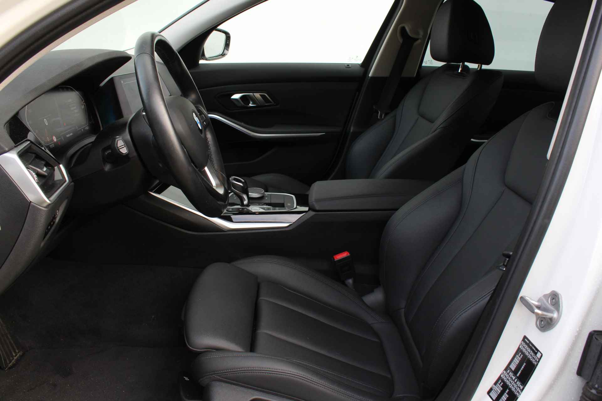 BMW 3 Serie 318i Executive Sport Line Automaat / Sportstoelen / Stoelverwarming / Live Cockpit Professional / Cruise Control - 8/29