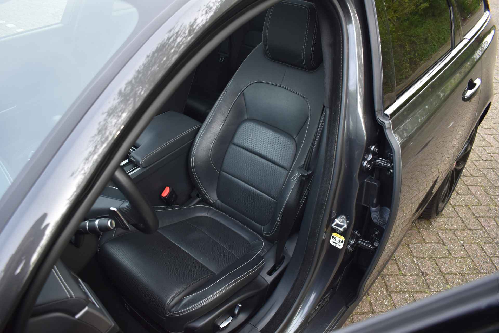 Jaguar XF Sportbrake 2.0t R-Sport R -Design 250 PK | NL-Auto | Nw € 90.000,- | Pano | Leder | Apple Carplay | Camera | Full LEd / Xenon - 48/75