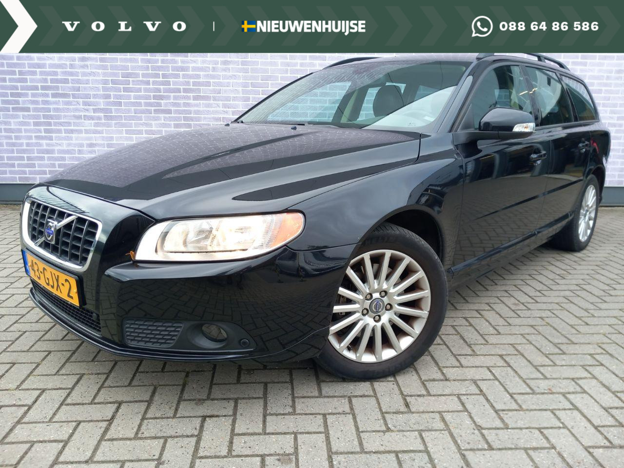 Volvo V70 2.5T Momentum | YOUNGTIMER! | Stoelverwarming | Trekhaak | Dakrails | High Performance Audio | Reservewiel | 6 CD wisselaar | 17" Licht metalen velgen | Navigatie | Bluetooth |