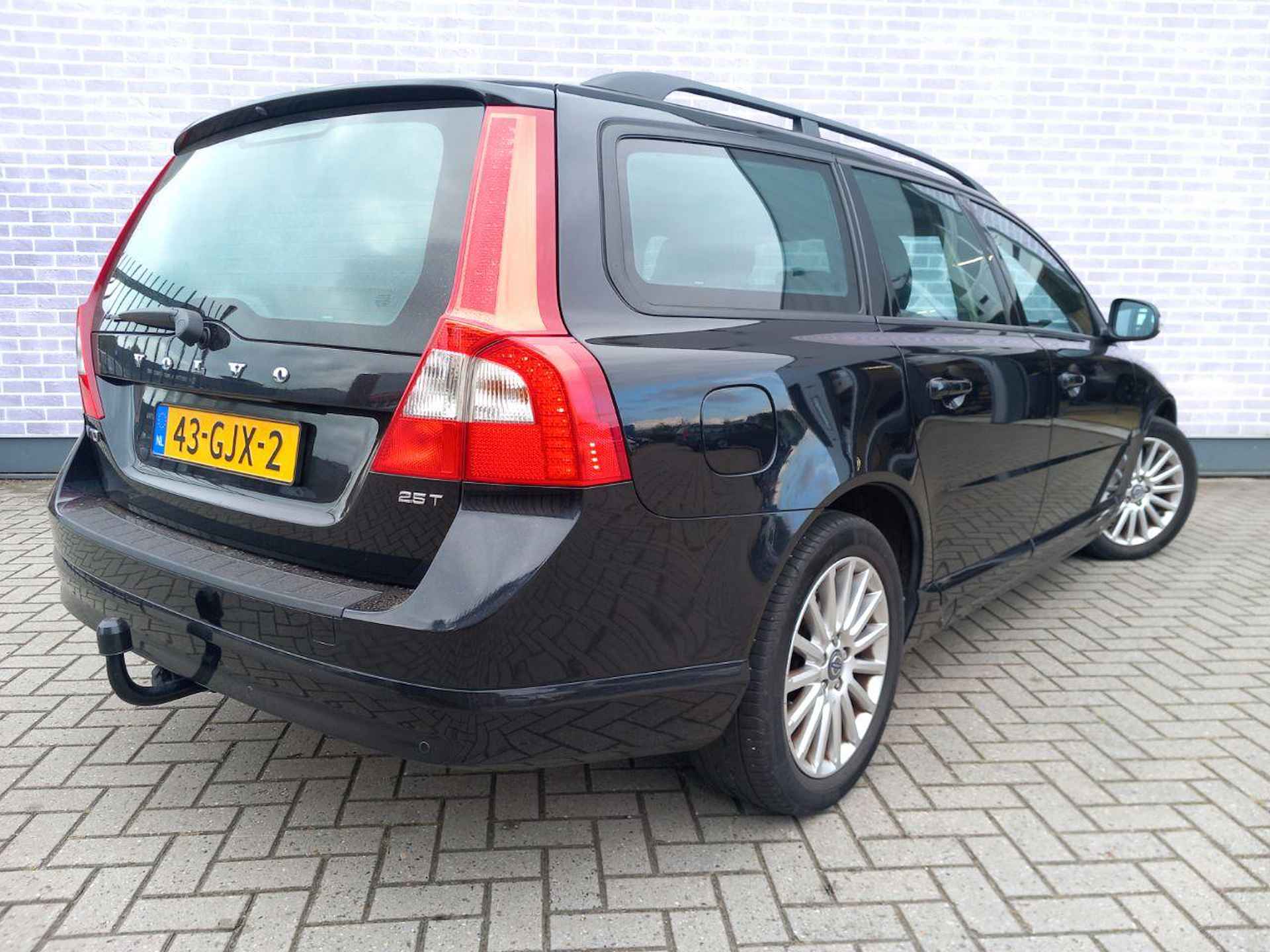 Volvo V70 2.5T Momentum | YOUNGTIMER! | Stoelverwarming | Trekhaak | Dakrails | High Performance Audio | Reservewiel | 6 CD wisselaar | 17" Licht metalen velgen | Navigatie | Bluetooth | - 4/5