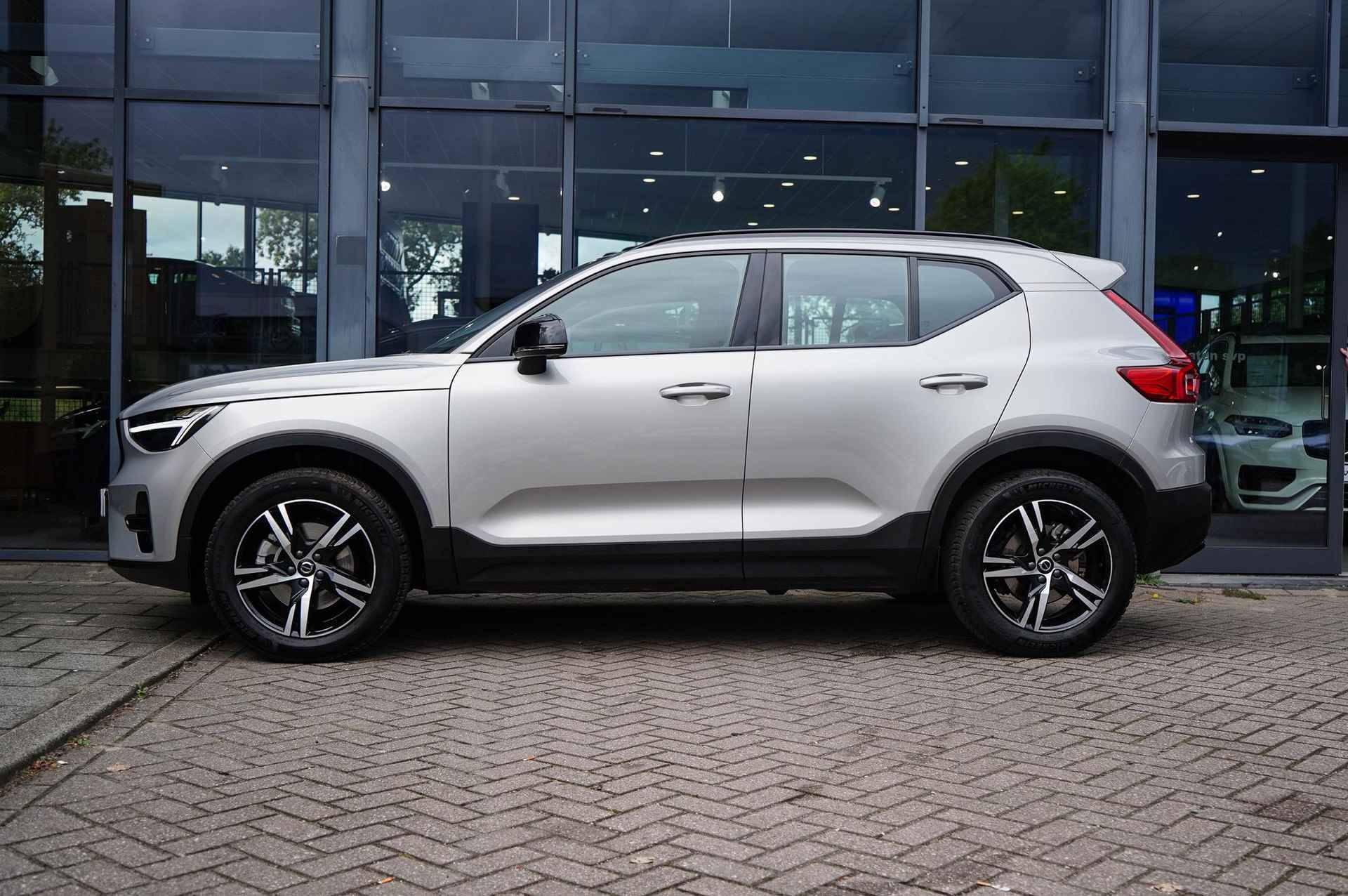 Volvo XC40 2.0 B4 Plus Dark | 2.000 kg trekgewicht! | Automaat | Elektrische trekhaak | Stoel & Stuurverwarming | Adaptieve Cruise + Pilot Assist | Parkeersensoren Voor & Achter + Camera | BLIS | Keyless Entry - 3/30