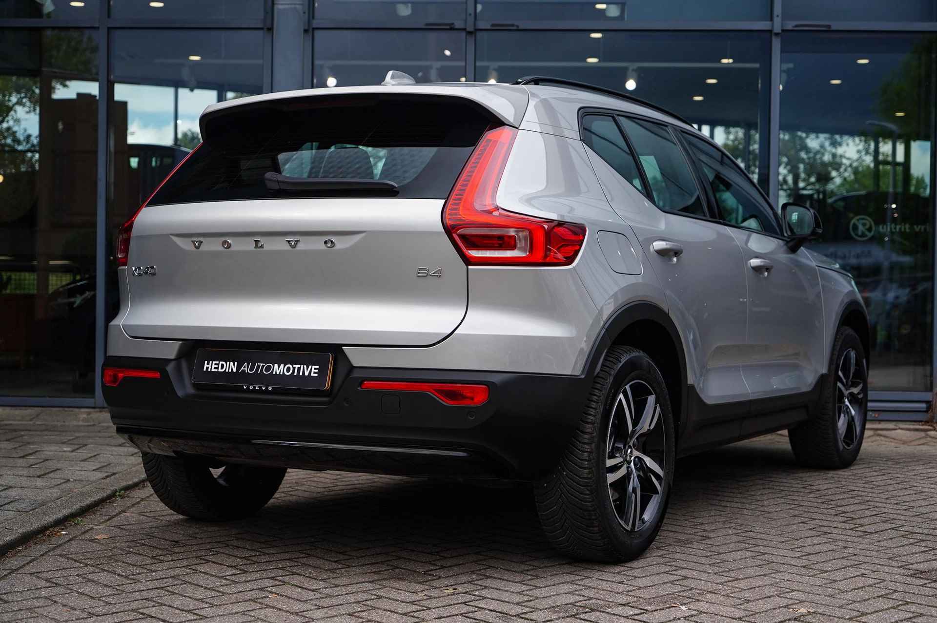 Volvo XC40 2.0 B4 Plus Dark | 2.000 kg trekgewicht! | Automaat | Elektrische trekhaak | Stoel & Stuurverwarming | Adaptieve Cruise + Pilot Assist | Parkeersensoren Voor & Achter + Camera | BLIS | Keyless Entry - 4/30