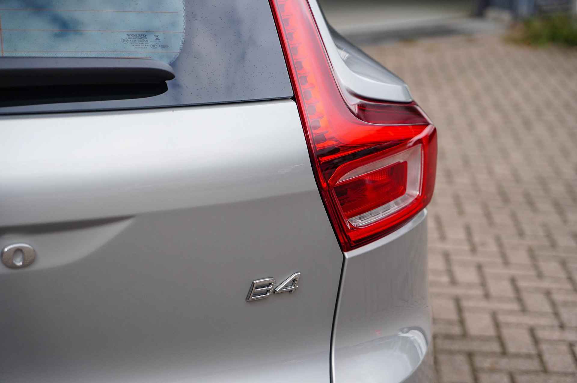 Volvo XC40 2.0 B4 Plus Dark | 2.000 kg trekgewicht! | Automaat | Elektrische trekhaak | Stoel & Stuurverwarming | Adaptieve Cruise + Pilot Assist | Parkeersensoren Voor & Achter + Camera | BLIS | Keyless Entry - 7/30