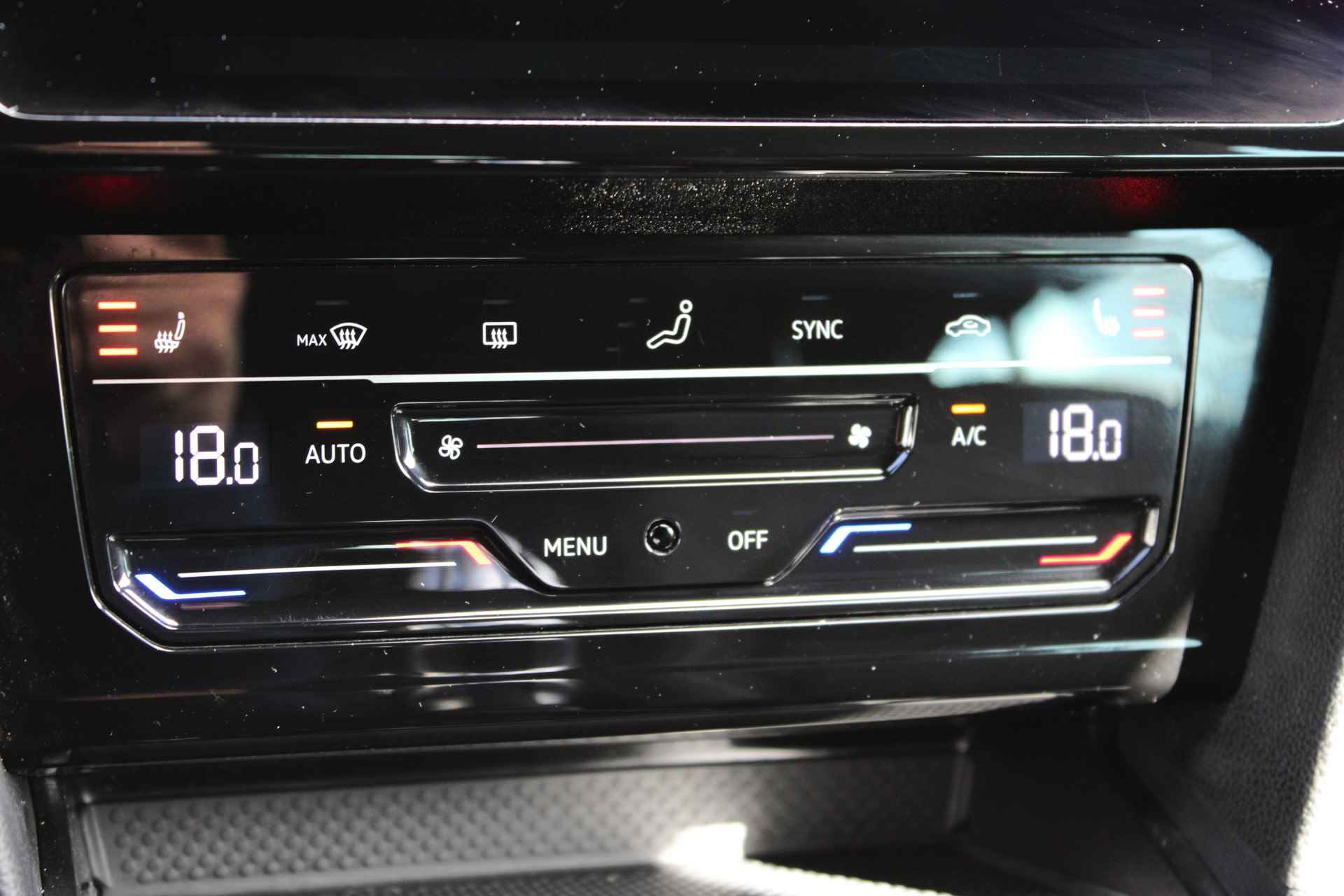 Volkswagen Passat Variant 1.4 TSI PHEV GTE Business | Camera | Navigatie | Stoel & Stuurverwarming | Elek.Trekhaak | Matrix LED | Active Info Disp - 40/51