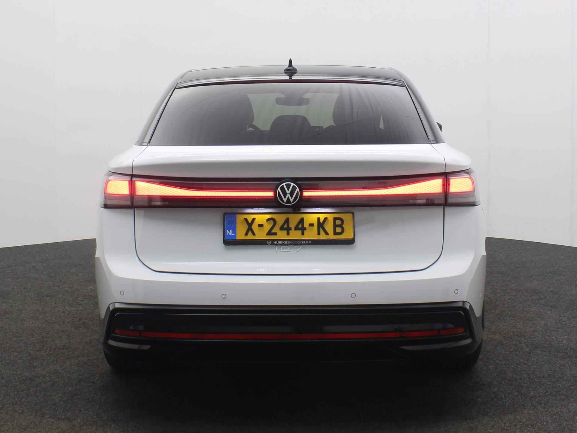 Volkswagen ID.7 Pro Business 286pk Automaat Warmtepomp, Trekhaak, Panoramadak, Adaptive cruise control, LED matrix verlichting, Navigatie, 360 camera, Stuurwiel verwarmd, Airco, Stoelverwarming, Parkeersensoren - 10/39