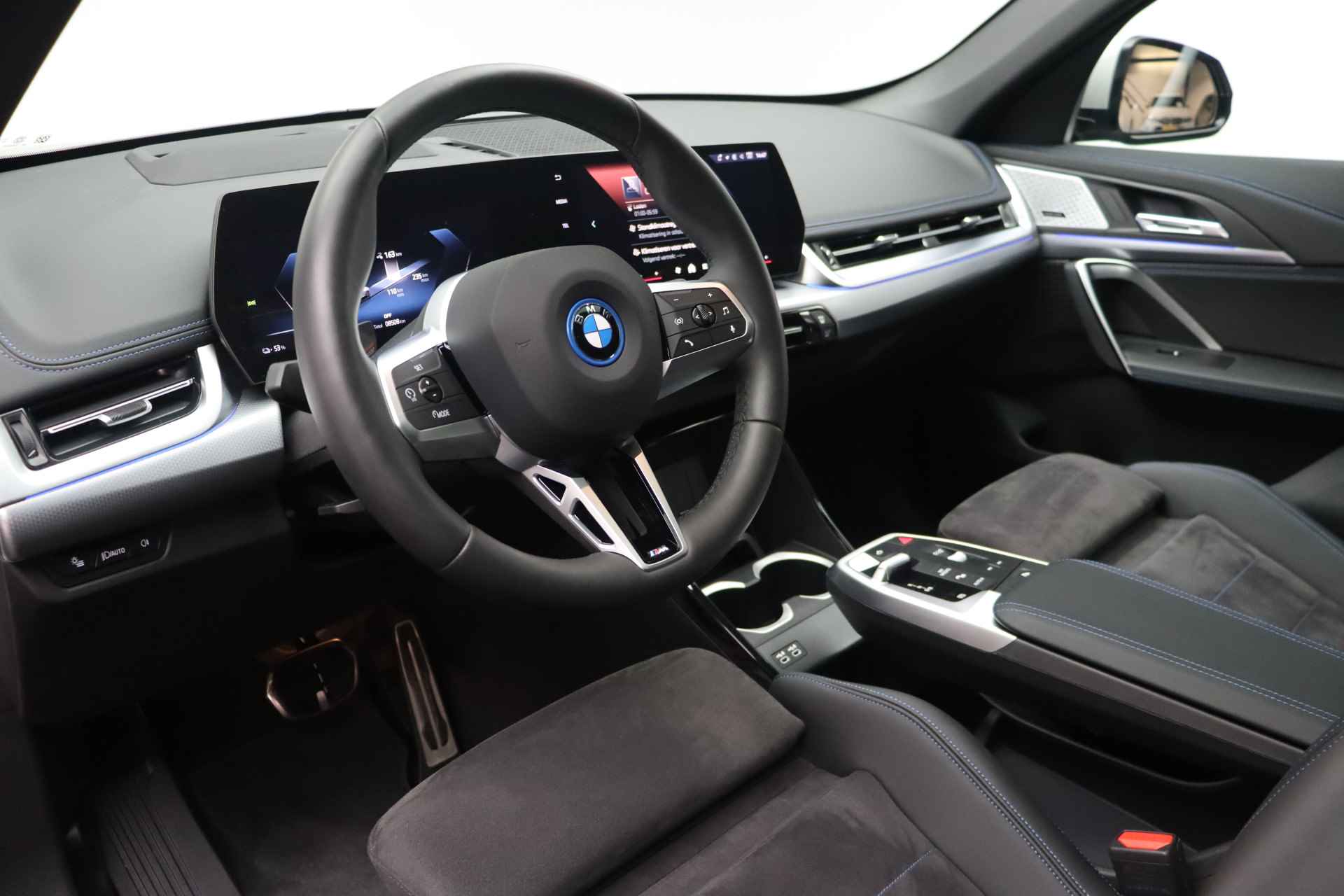 BMW iX1 eDrive20 High Executive M Sport / Panoramadak / Sportstoelen / Adaptieve LED / M Adaptief onderstel / Comfort Access / Parking Assistant Plus / Head-Up - 9/23