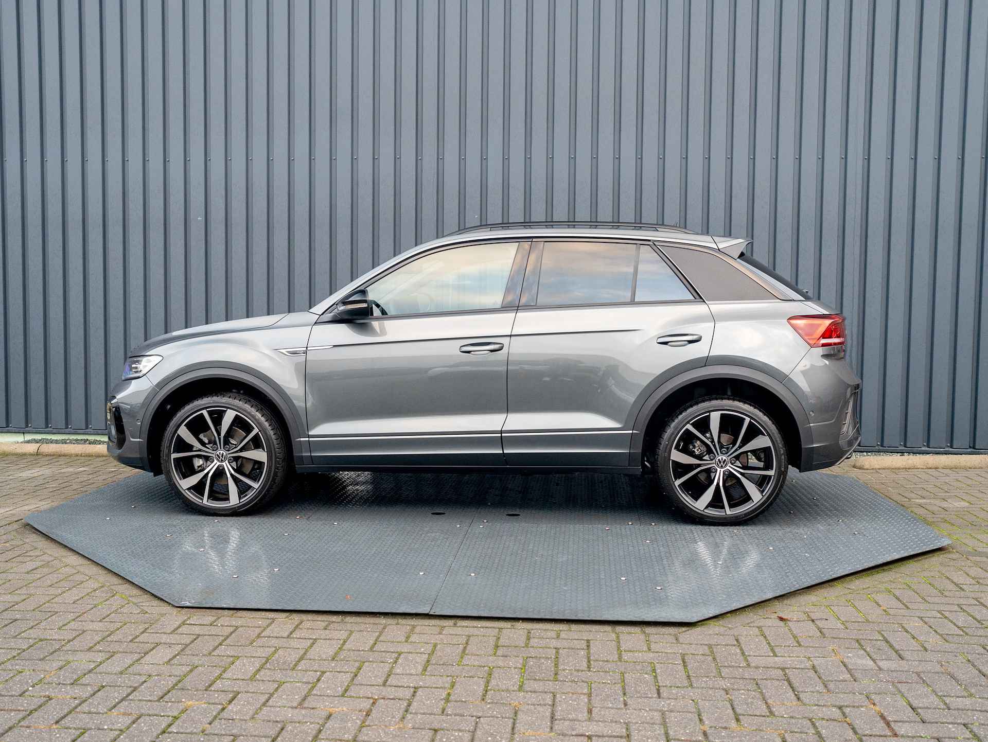 Volkswagen T-Roc 1.5 TSI R-Line Business | Elk A-klep | Side Assist | IQ Light | Camera | Keyless | Prijs Rijklaar!! - 4/49