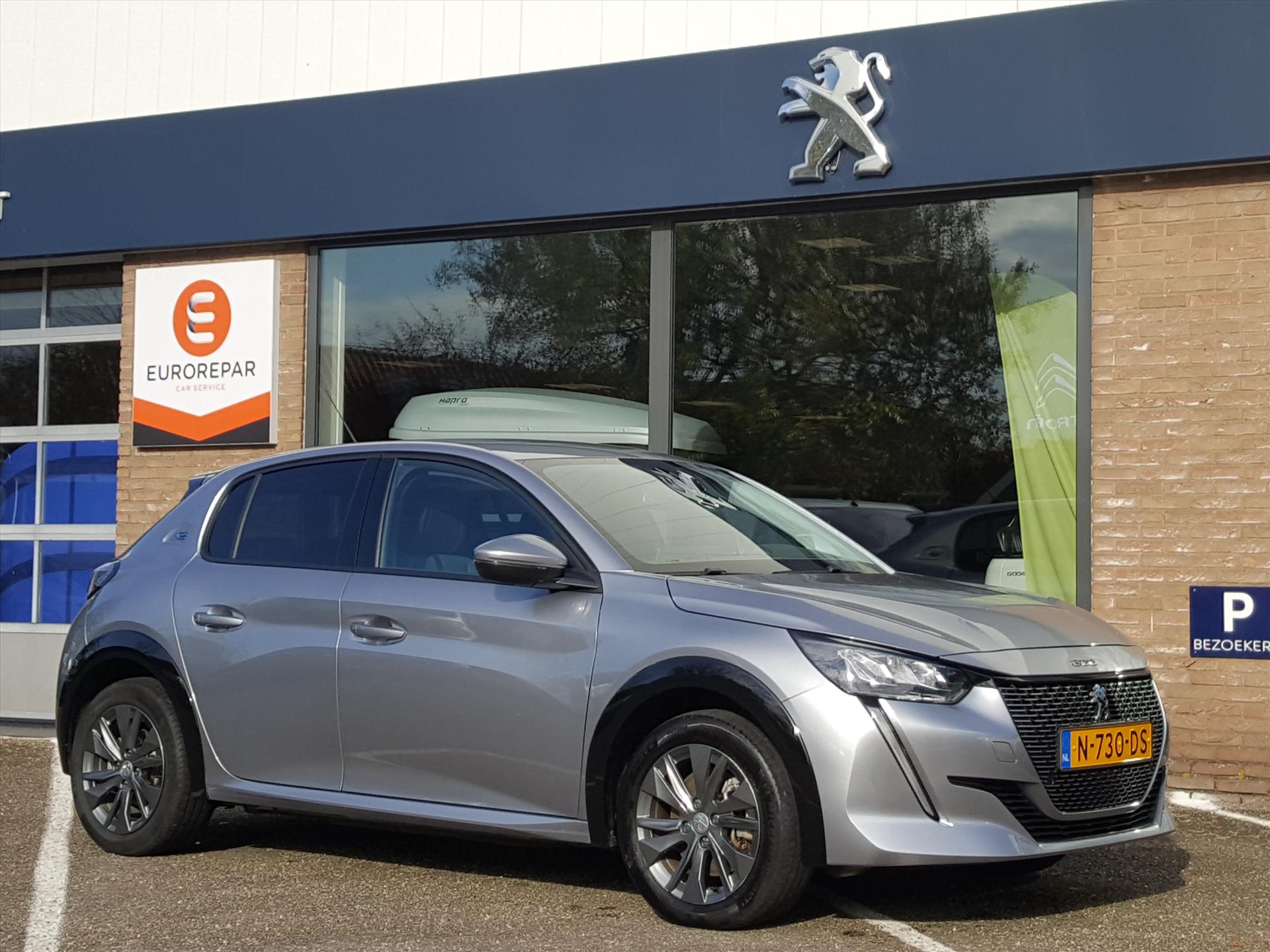 PEUGEOT e-208 EV 50kWh 136pk Allure 3-FASE Navigatie | Cruise & Climate control | Parkeersensoren | KEYLESS start | LMV | Subsidie €2000,-