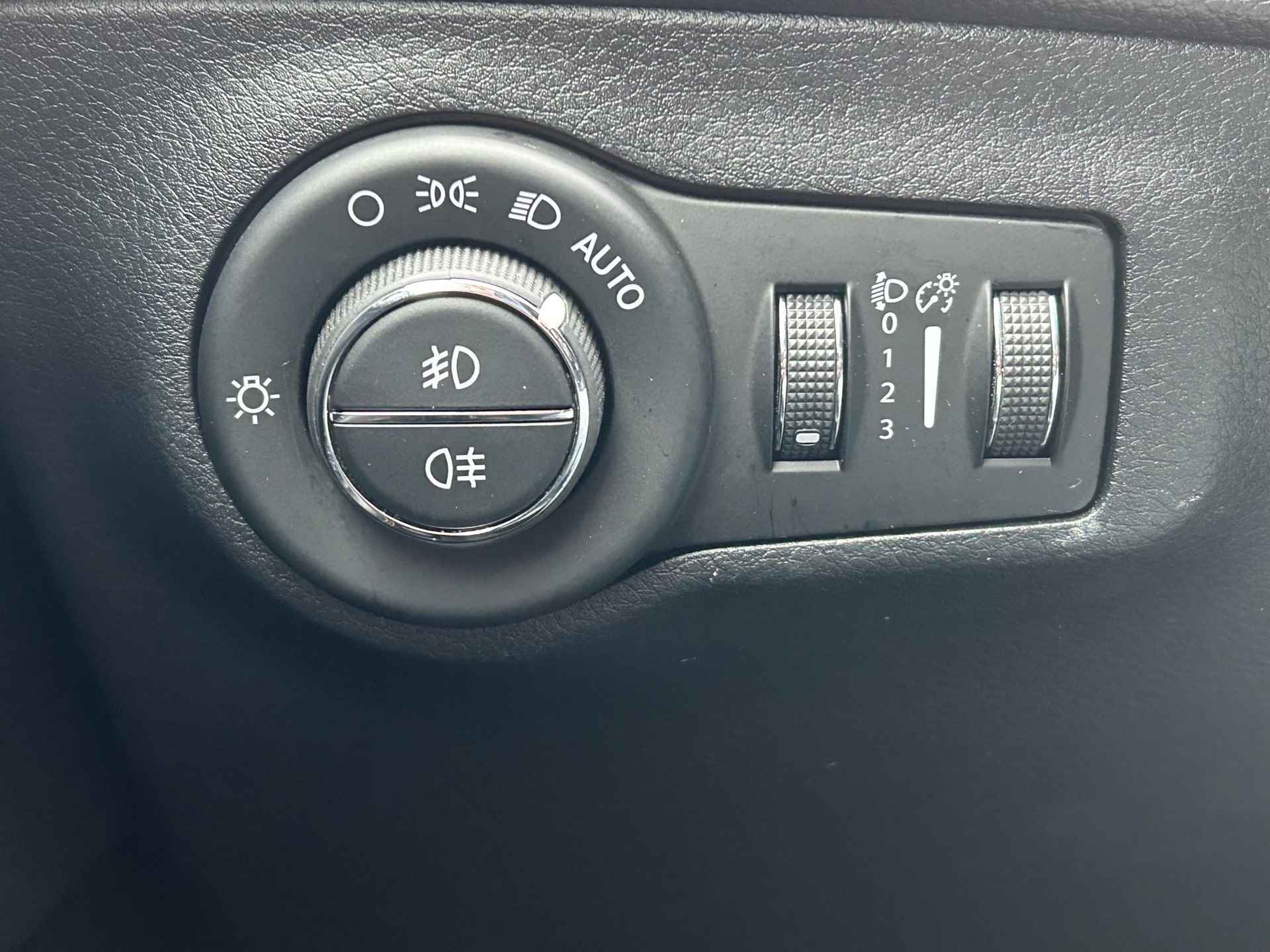 Jeep Compass 1.4 MultiAir Opening Edition Plus / Elektrisch verstelbare stoelen / Apple Carplay/Android Auto / Navigatie / Stoel- en stuurverwarming - 38/40