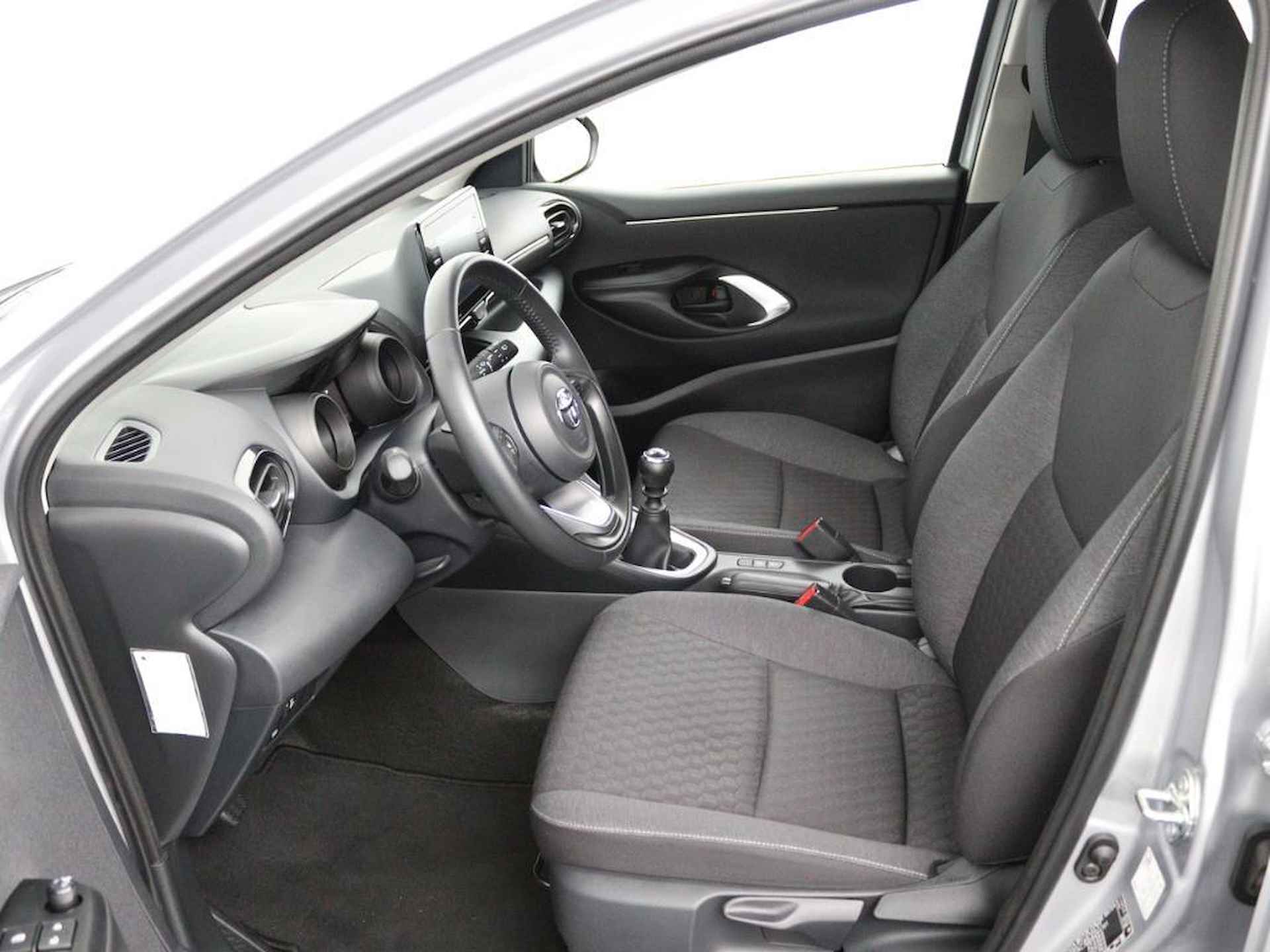 Toyota Yaris 1.5 VVT-i Dynamic | Navigatie | Led Verlichting | Keyless Entry | Toyota Safety Sense | Achteruitrijcamera | - 9/43