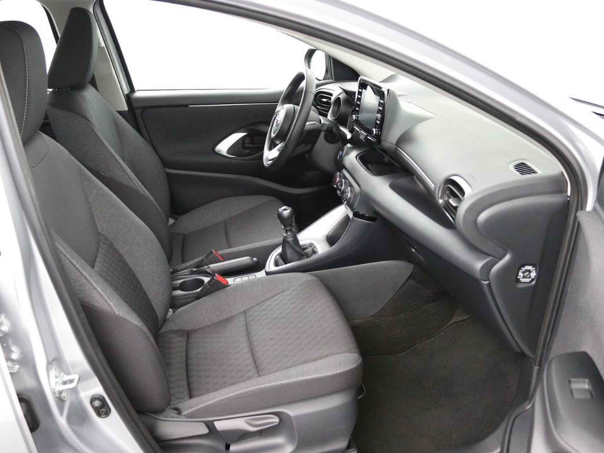 Toyota Yaris 1.5 VVT-i Dynamic | Navigatie | Led Verlichting | Keyless Entry | Toyota Safety Sense | Achteruitrijcamera | - 10/43