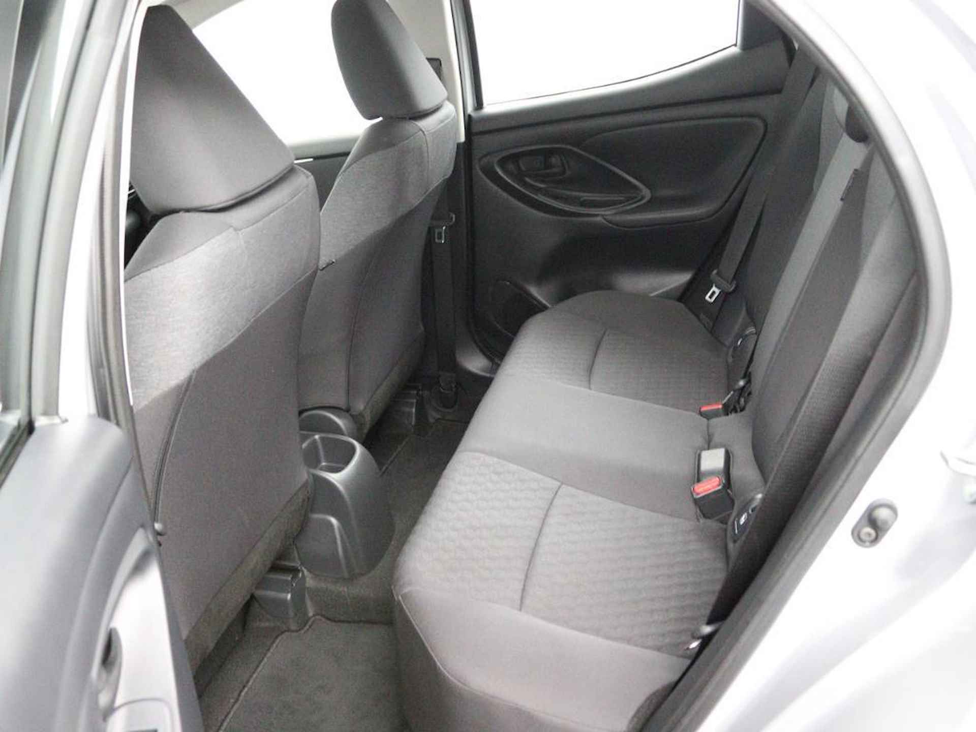 Toyota Yaris 1.5 VVT-i Dynamic | Navigatie | Led Verlichting | Keyless Entry | Toyota Safety Sense | Achteruitrijcamera | - 12/43