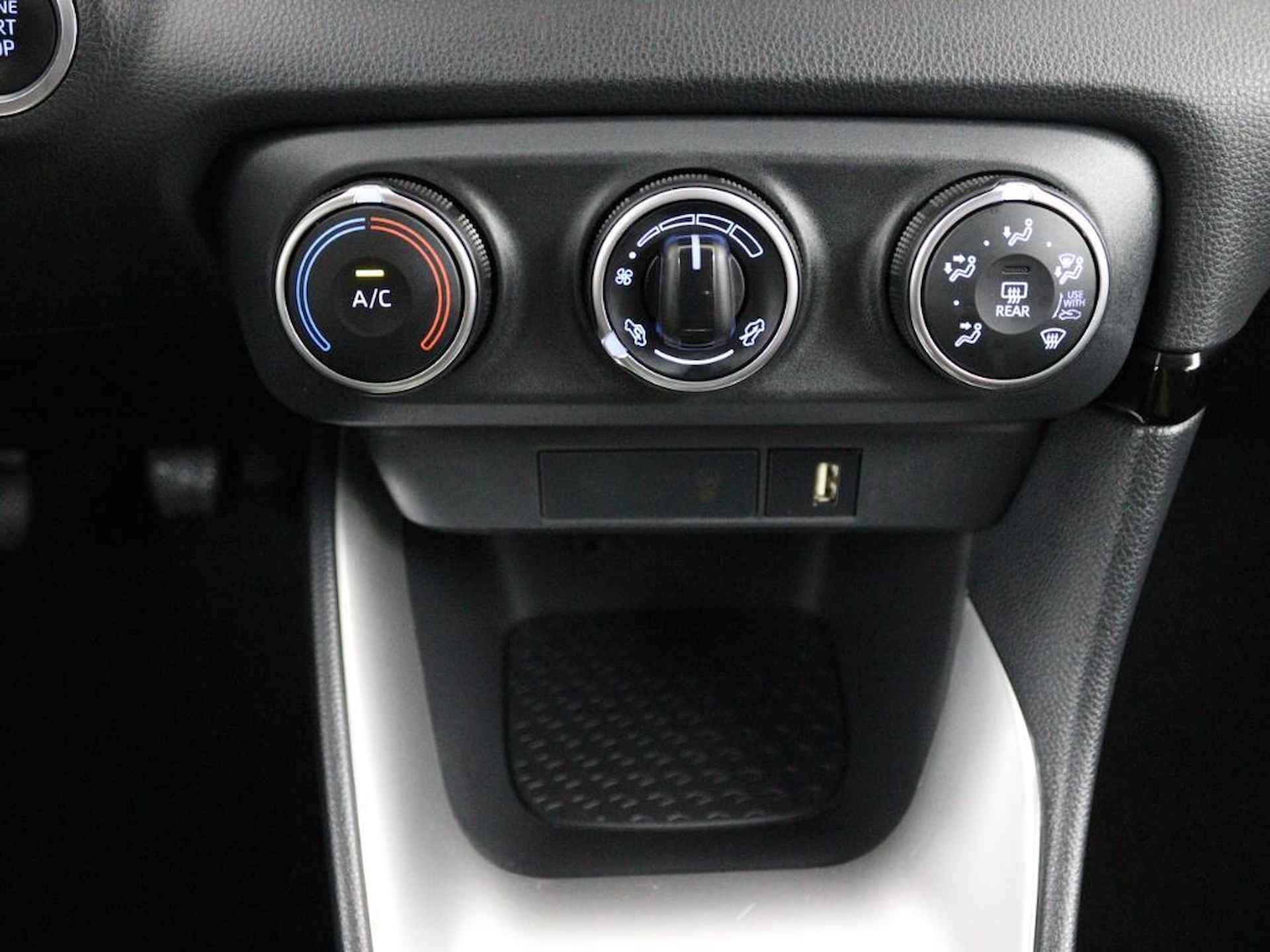 Toyota Yaris 1.5 VVT-i Dynamic | Navigatie | Led Verlichting | Keyless Entry | Toyota Safety Sense | Achteruitrijcamera | - 17/43