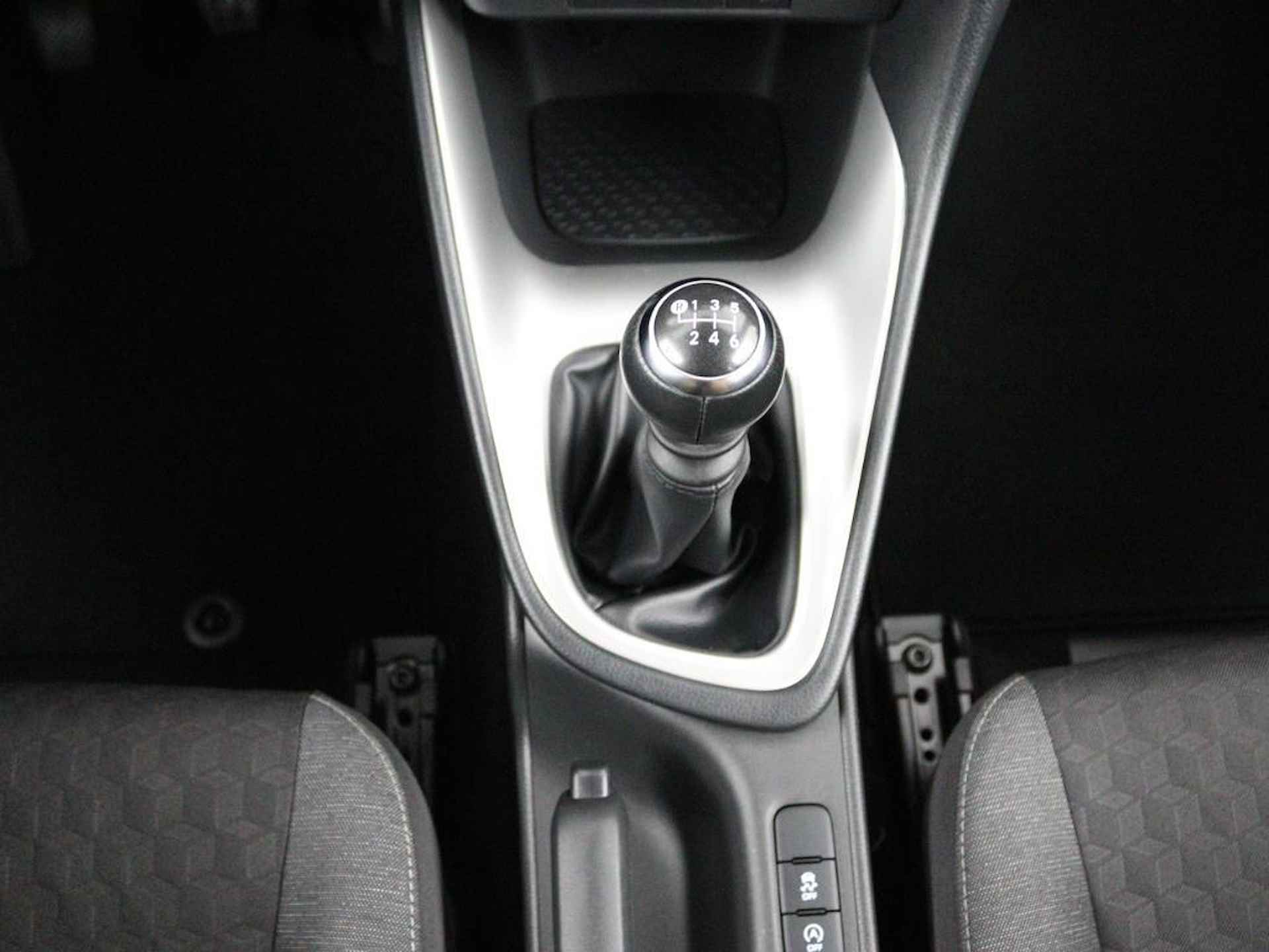 Toyota Yaris 1.5 VVT-i Dynamic | Navigatie | Led Verlichting | Keyless Entry | Toyota Safety Sense | Achteruitrijcamera | - 26/43