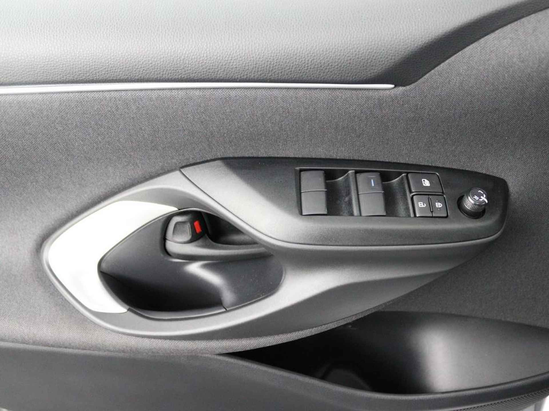 Toyota Yaris 1.5 VVT-i Dynamic | Navigatie | Led Verlichting | Keyless Entry | Toyota Safety Sense | Achteruitrijcamera | - 32/43
