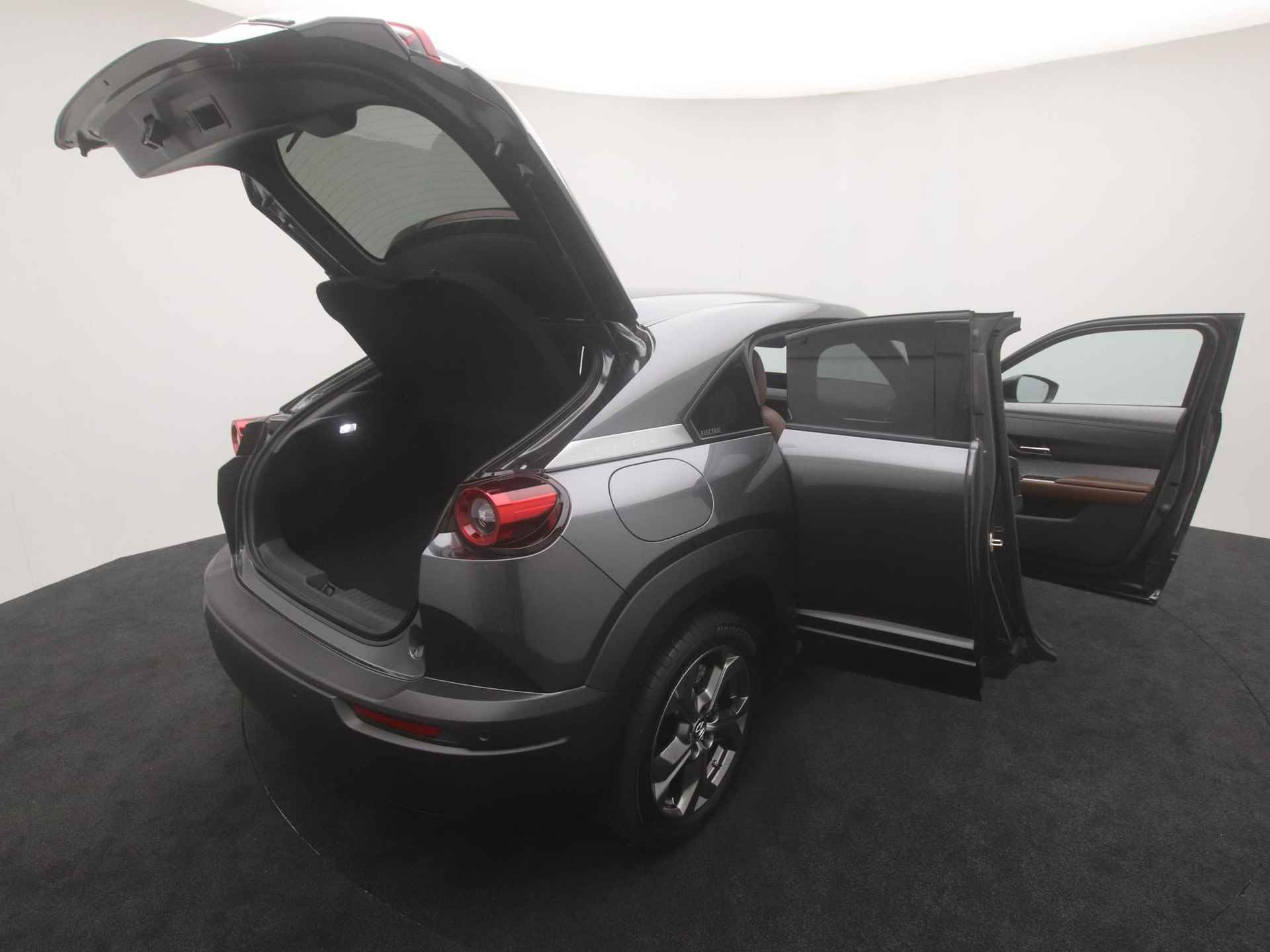 Mazda MX-30 e-SkyActiv EV Luxury : dealer onderhouden - 12% bijtelling tot 9-2026 | €2.000,- subsidie - 11/56