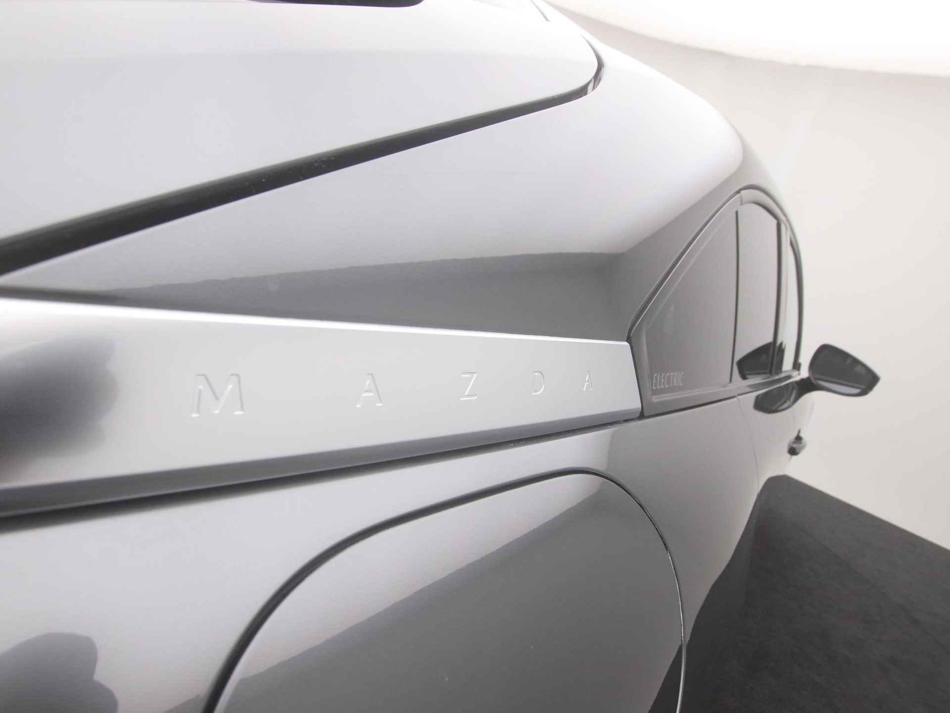 Mazda MX-30 e-SkyActiv EV Luxury : dealer onderhouden - 12% bijtelling tot 9-2026 | €2.000,- subsidie - 44/56