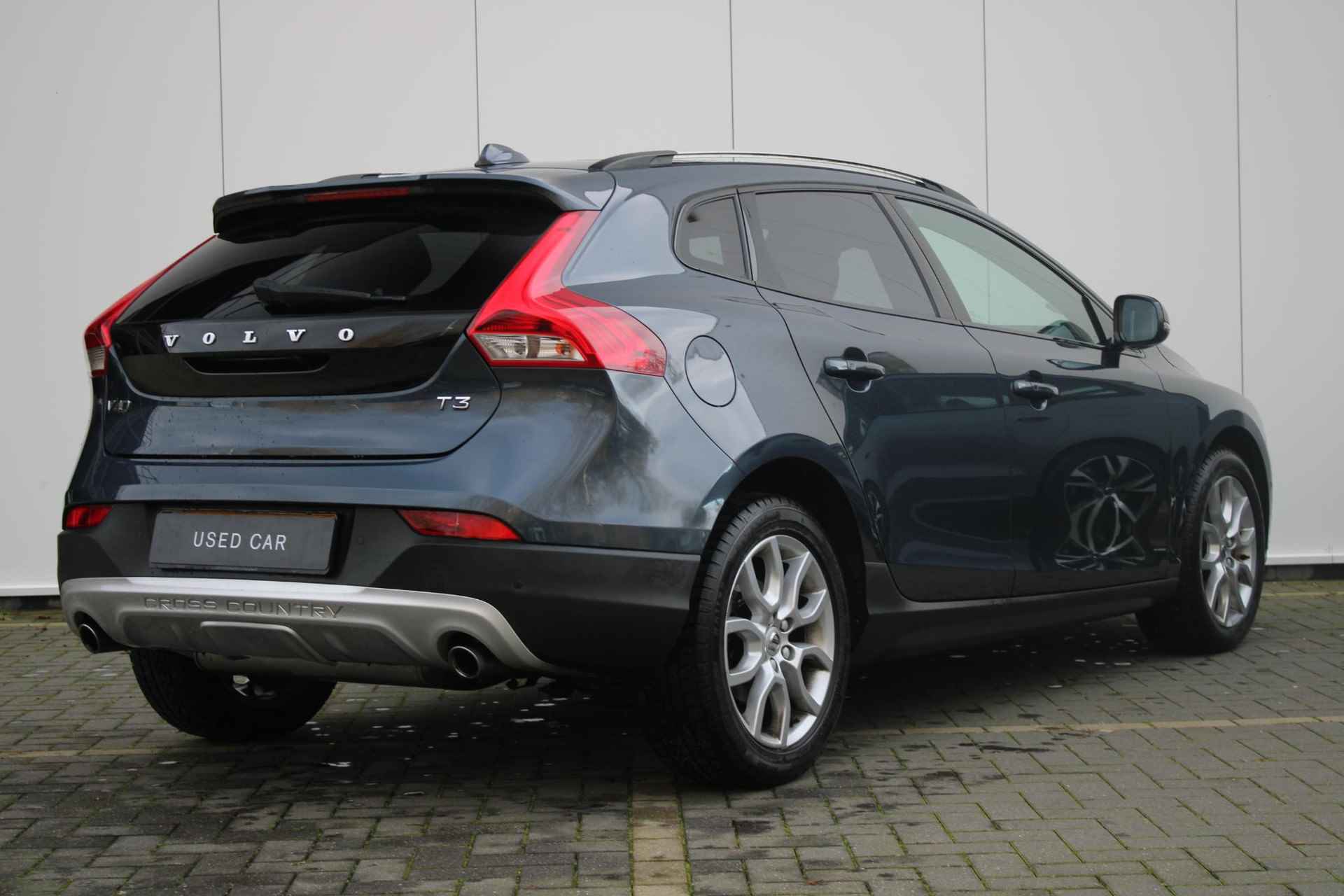 Volvo V40 Cross Country T3 153PK AUT6 Polar+ Luxury, Standkachel, Panoramisch dak, Premium audio by Harman Kardon, Parkeercamera achter, Park Assist voor + achter, Lederen bekleding, Volvo OnCall, Automatische parkeerhulp, 17 Lichtmetalen wielen - 2/19