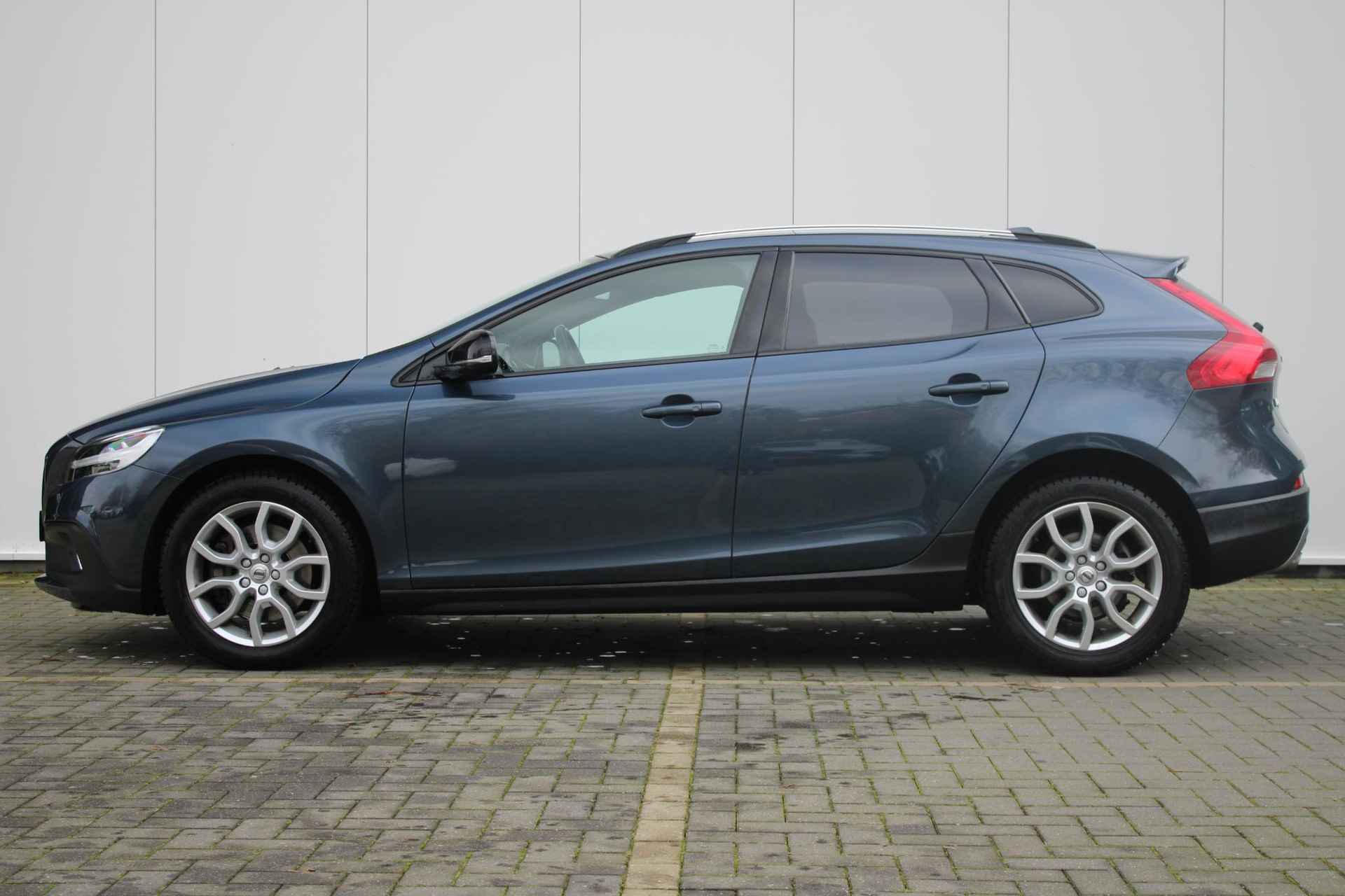 Volvo V40 Cross Country T3 153PK AUT6 Polar+ Luxury, Standkachel, Panoramisch dak, Premium audio by Harman Kardon, Parkeercamera achter, Park Assist voor + achter, Lederen bekleding, Volvo OnCall, Automatische parkeerhulp, 17 Lichtmetalen wielen - 7/19