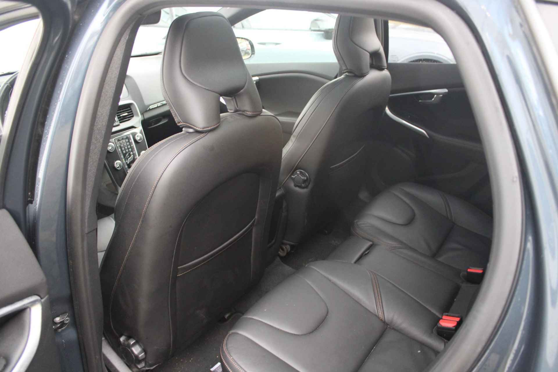 Volvo V40 Cross Country T3 153PK AUT6 Polar+ Luxury, Standkachel, Panoramisch dak, Premium audio by Harman Kardon, Parkeercamera achter, Park Assist voor + achter, Lederen bekleding, Volvo OnCall, Automatische parkeerhulp, 17 Lichtmetalen wielen - 17/19