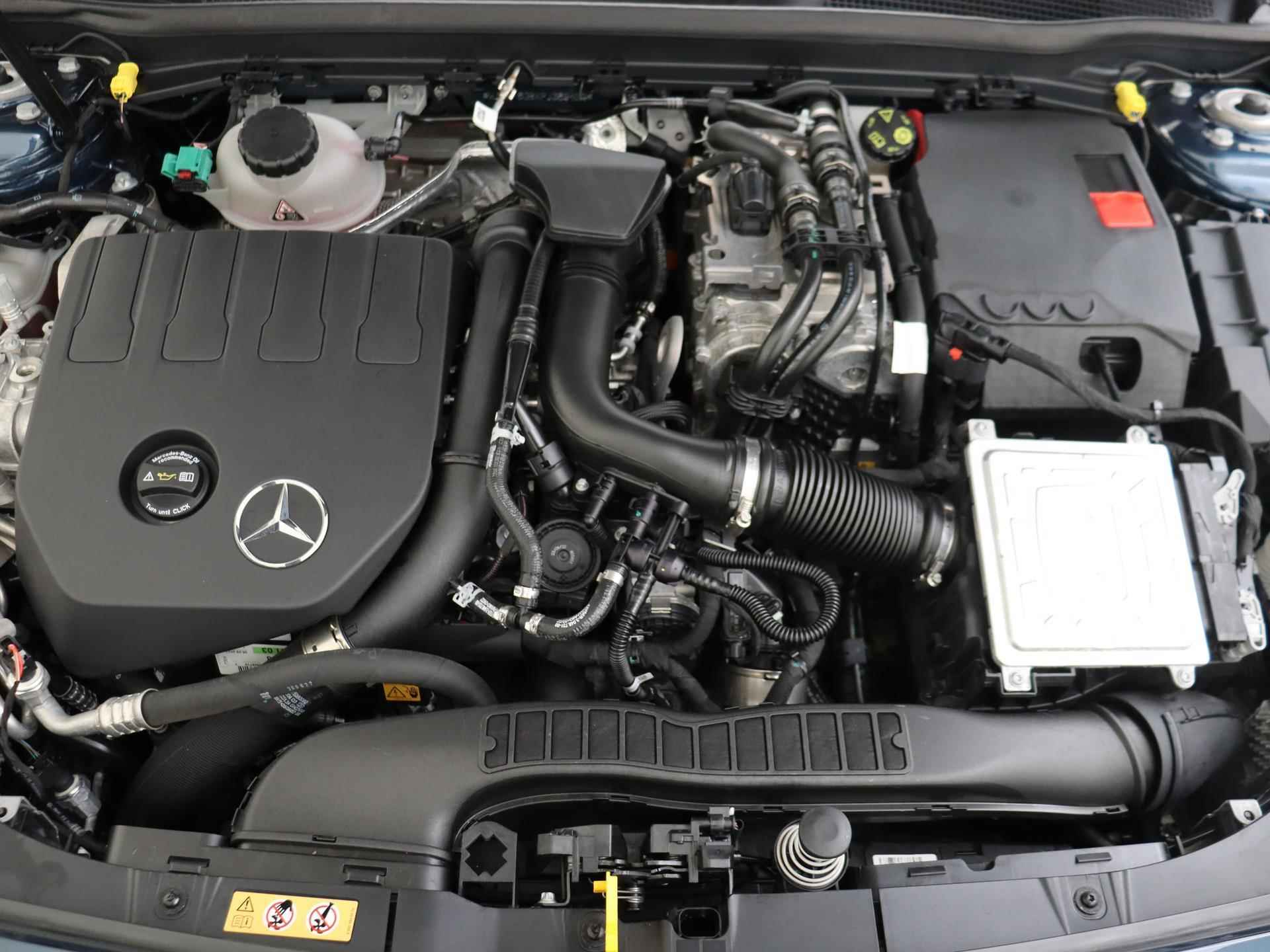 Mercedes-Benz A-klasse 250 e AMG Line / Stoelverwarming / Achteruitrijcamera / Night-Pakket / Panaroma-schuifdak / - 11/33