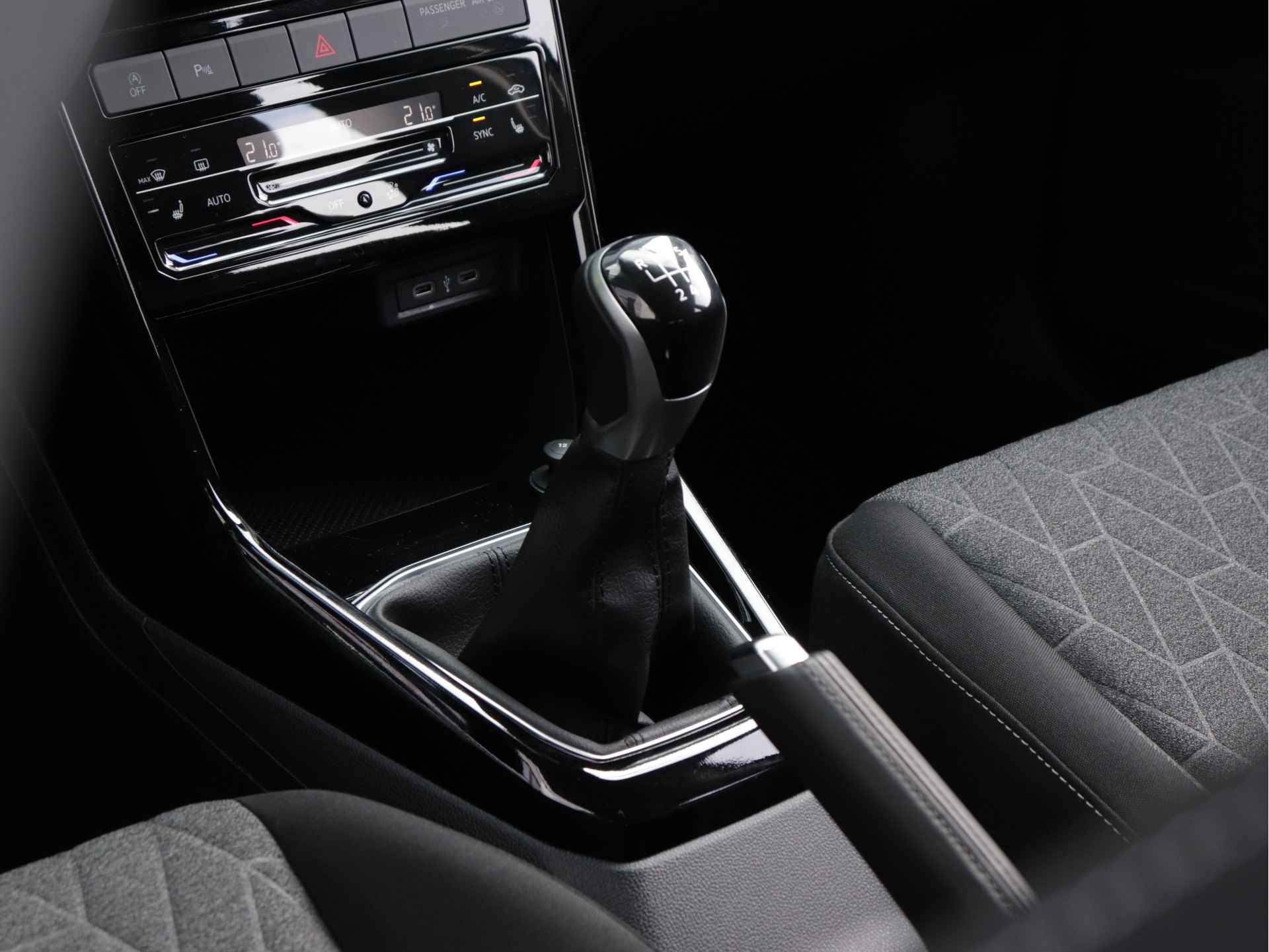 Volkswagen T-Cross 1.0 TSI Move 110pk | LED | Navigatie | Stoelverwarming | Adaptive Cruise Control | - 24/44