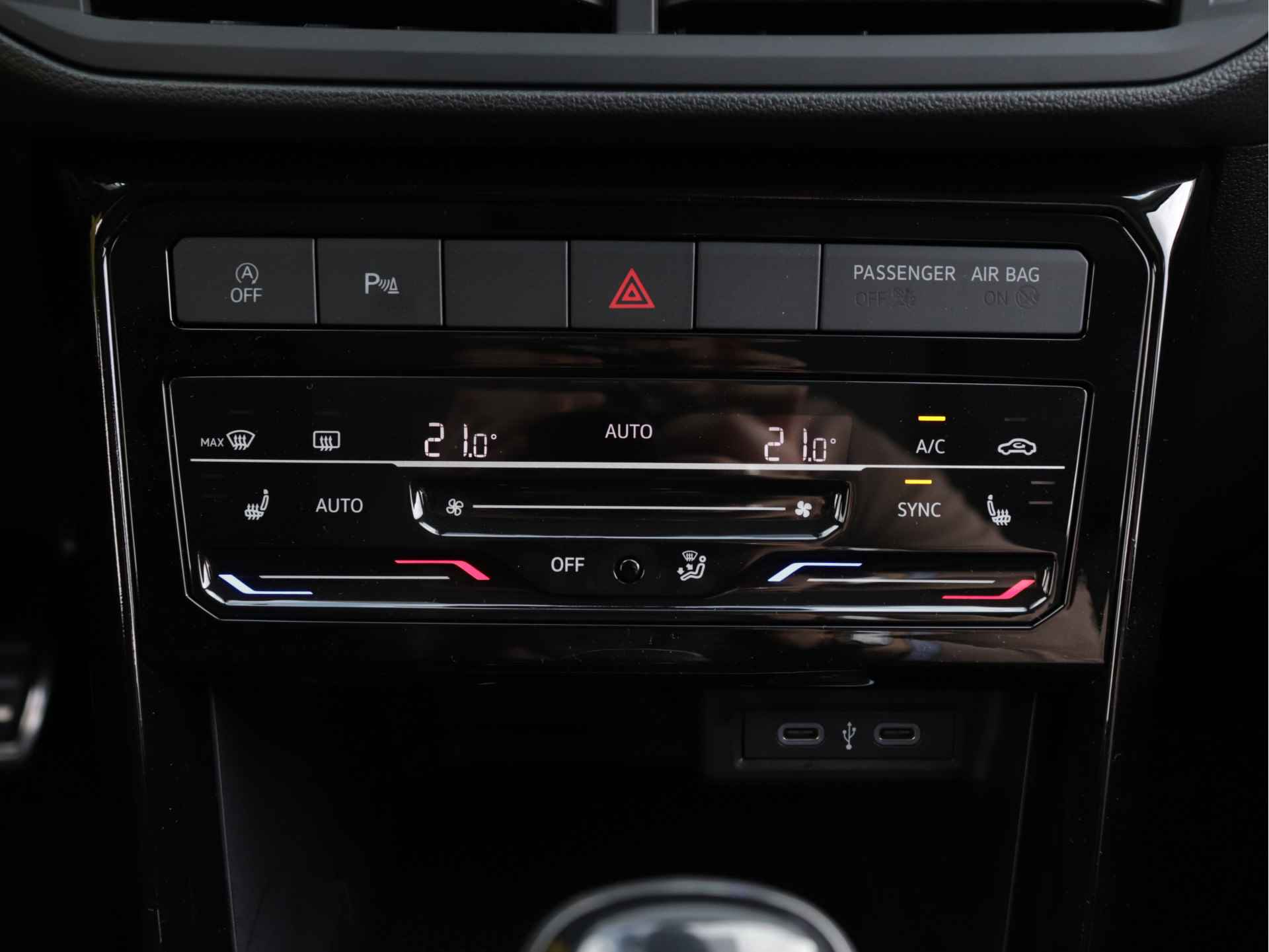 Volkswagen T-Cross 1.0 TSI Move 110pk | LED | Navigatie | Stoelverwarming | Adaptive Cruise Control | - 25/44
