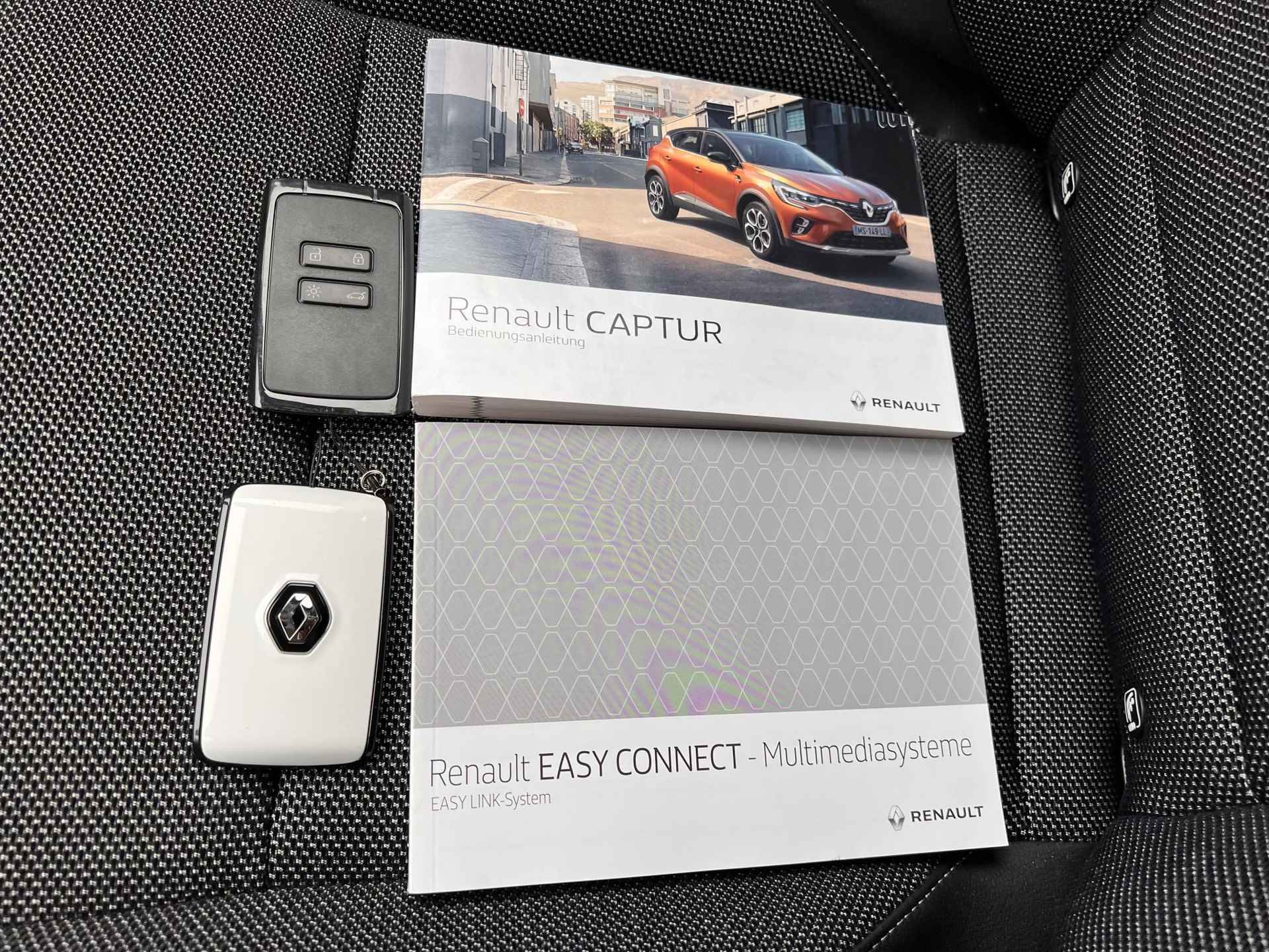 Renault Captur 1.3 TCe 140 Intens / Weinig km / Apple Carplay Android / Winterbanden inclusief / - 4/52