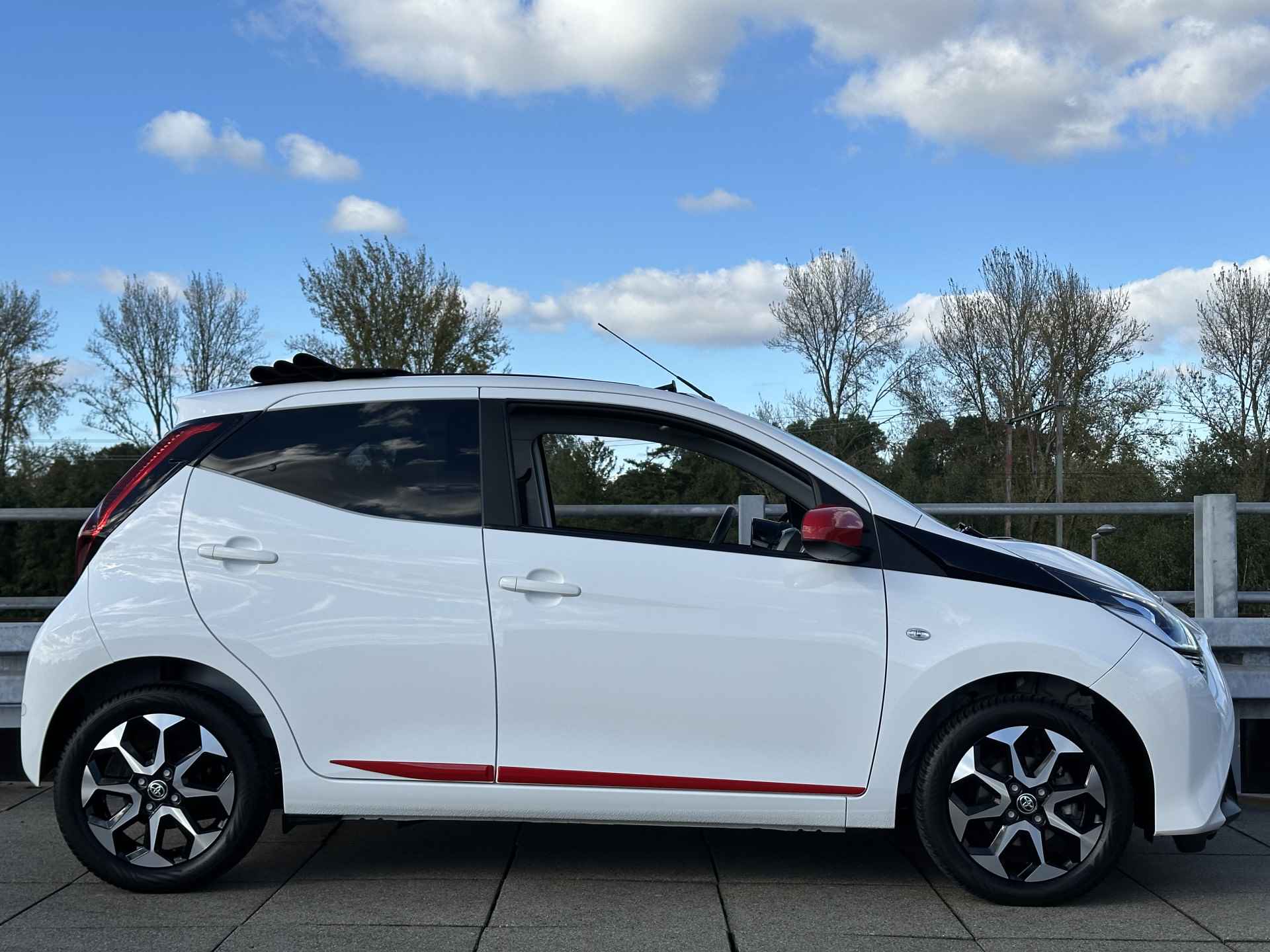 Toyota Aygo 1.0 VVT-i x-joy Cabrio Automaat | Apple Carplay | Climate Control | Vouwdak | Camera Rijklaarprijs! - 20/39