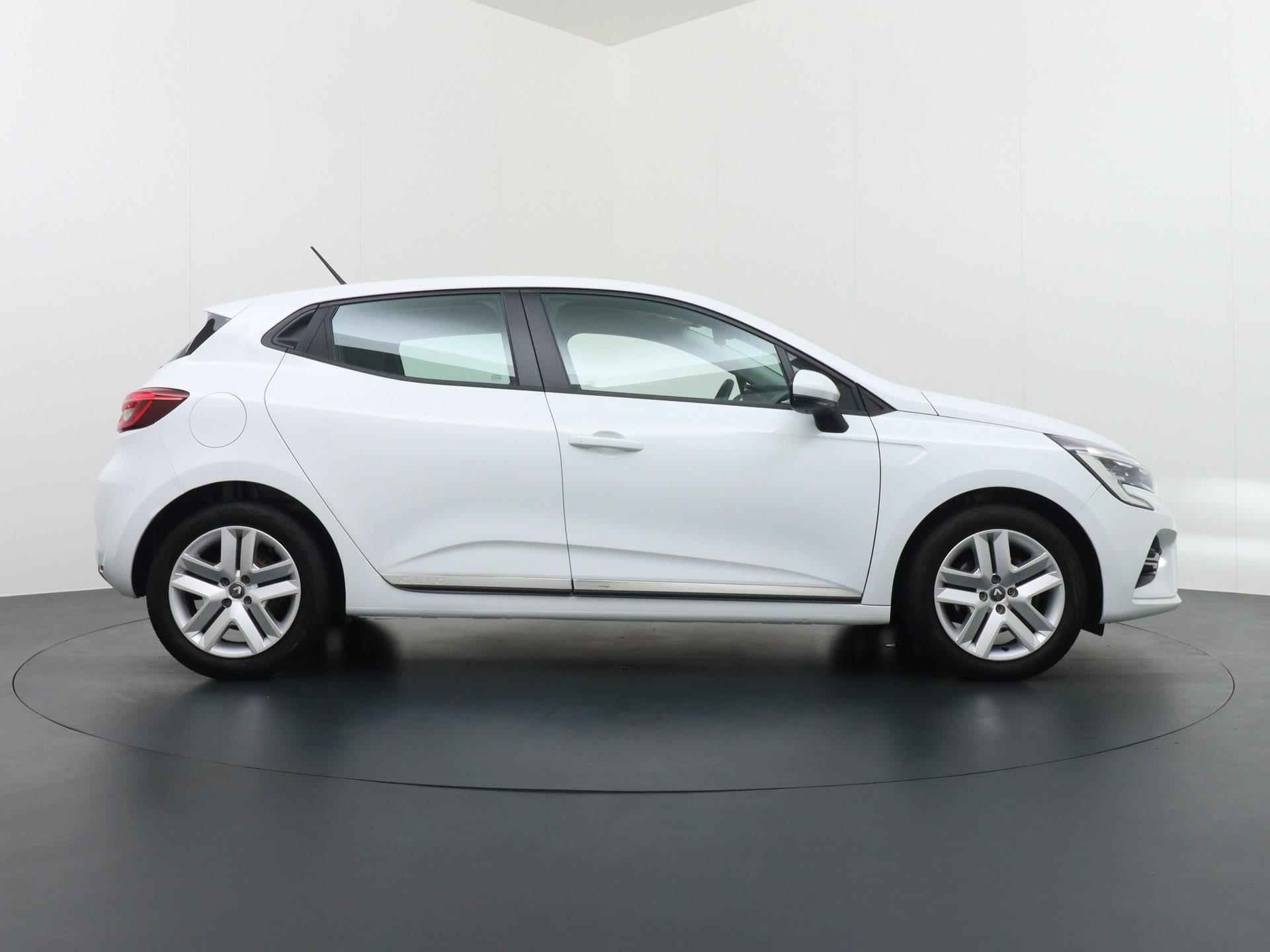 Renault Clio TCe Zen VAN: 18.900,- NAAR: 16.330,- UW ZOMERVOORDEEL: 2.570,-| NAVI | CAMERA | RIJKLAARPRIJS INCL. 12 MND. BOVAG - 10/43