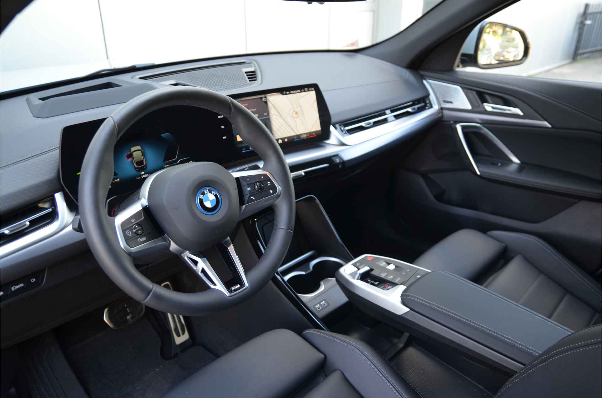 BMW iX2 xDrive30 High Executive M Sport 67kWh / Panoramadak / Sportstoelen / 	Adaptieve LED / Adaptief M Onderstel / Parking Assistant Plus / M Compound remsysteem - 10/24