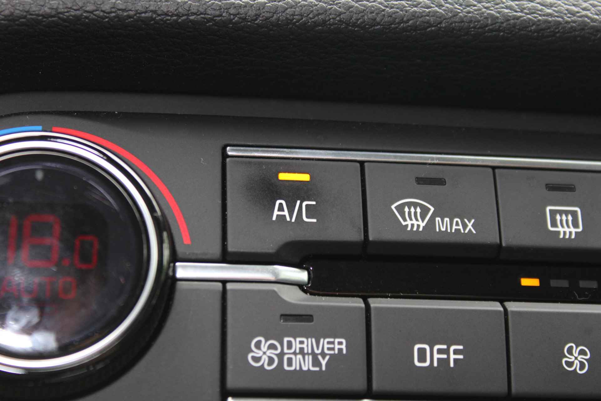 Kia Xceed 1.6 GDi PHEV ExecutiveLine | Incl. 1 jaar Garantie | 50 KM Actieradius elektrisch | Dealer onderhouden | Navigatie | Achteruitrijcamera | Parkeersensoren | Cruise controle | Cilmate controle | Apple CarPlay/Android Auto | Keyless entry/start | Schakelmogelijkheid aan stuurwiel | Lane assist | Half lederen bekleding | LED Koplampen | 18 Inch LMV | - 54/64