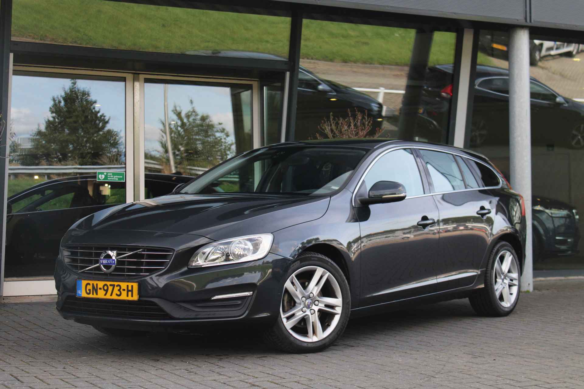 Volvo V60 2.0 T4 Momentum | Navigatie | Cruise Control | Verlaagd sportchassis | 17-Inch | PDC | Afneembare trekhaak - 1/1