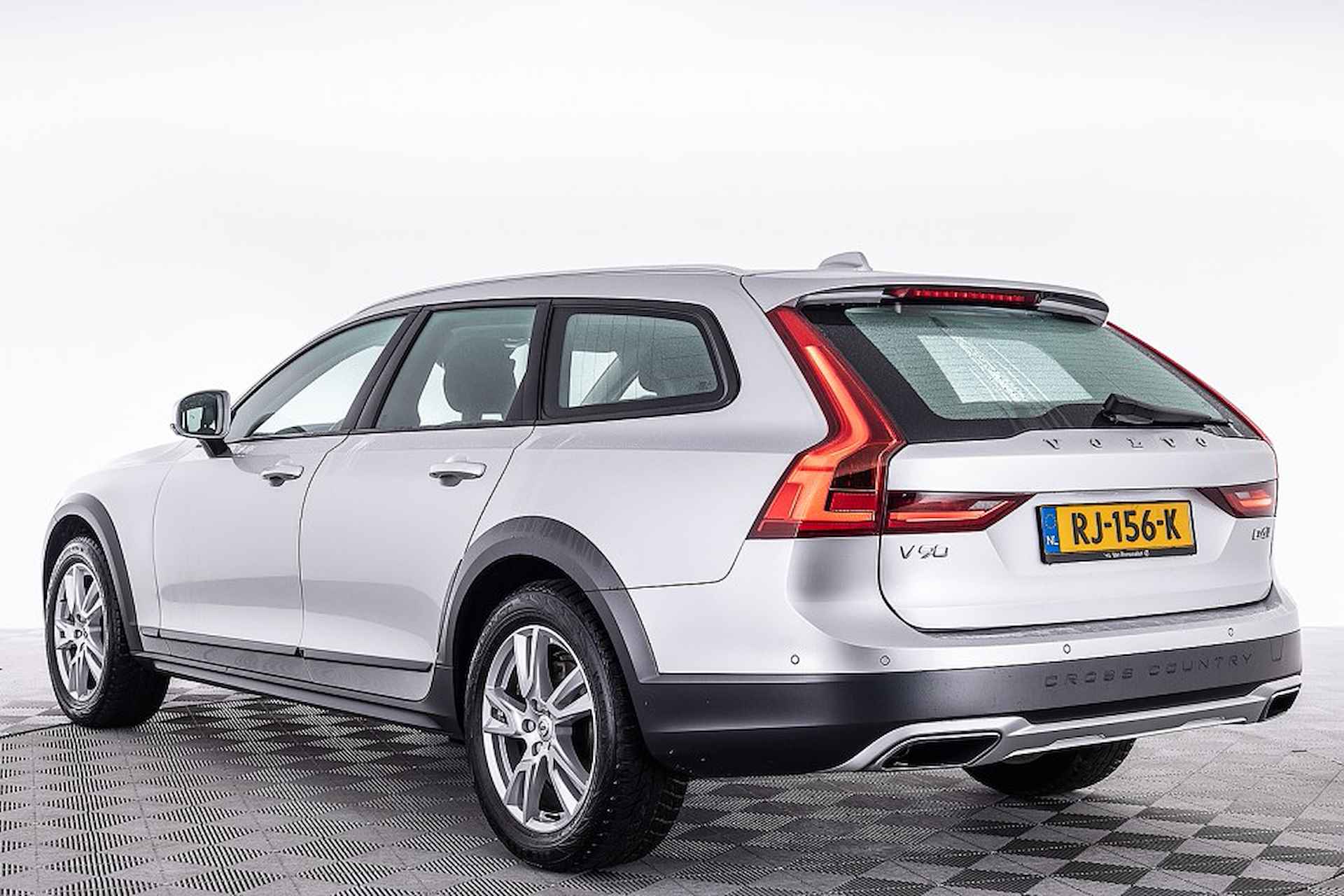 Volvo V90 Cross Country 2.0 D4 AWD | LEDER | PILOT ASSIST | Automaat ✅ 1e Eigenaar . - 2/29