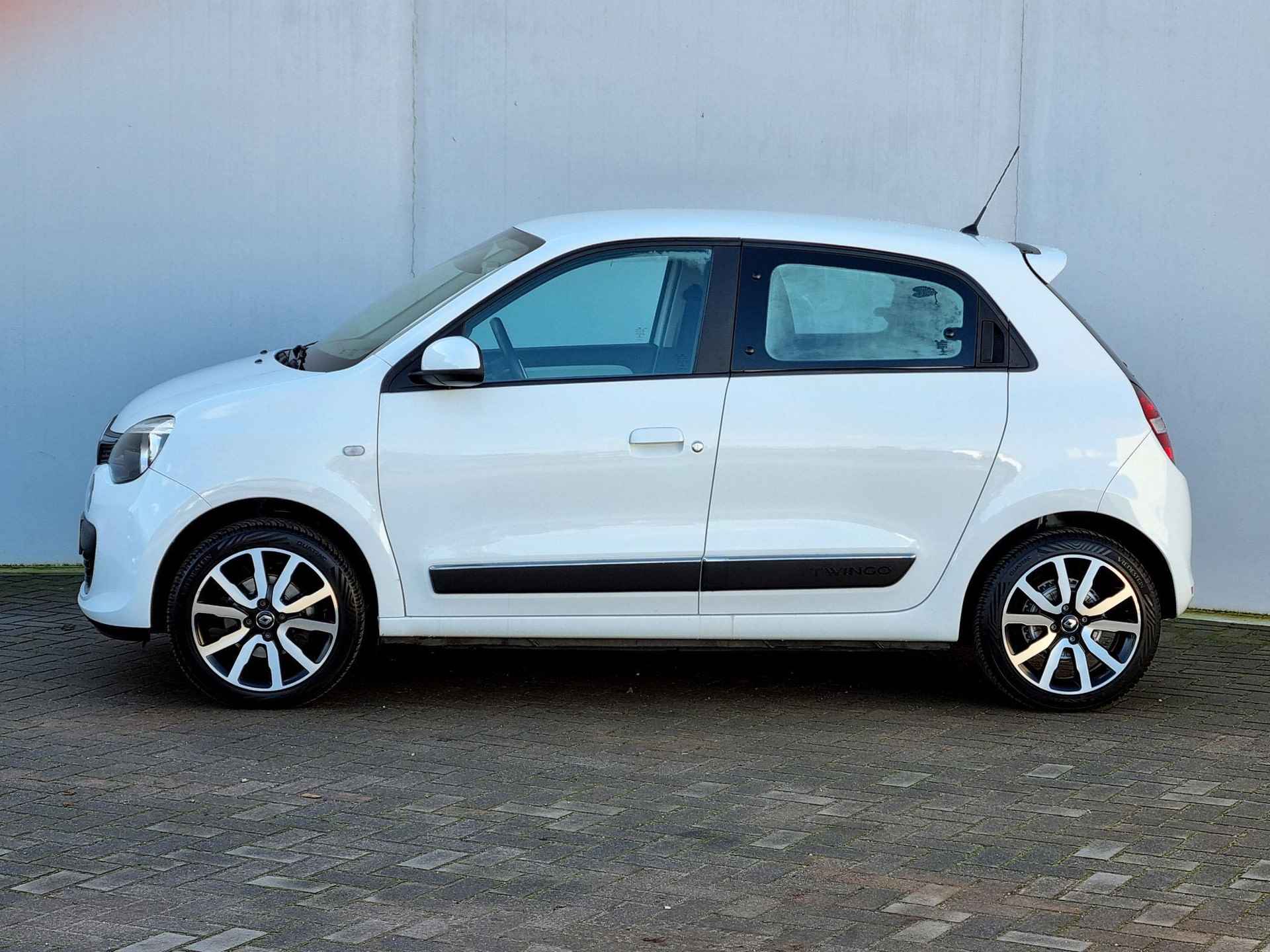 Renault Twingo 1.0 SCe Intens Automaat / All Season Banden / Navigatie / Achterruitrijcamera / Airco / Cruise Control / 16" Lichtmetalen Velgen - 15/40