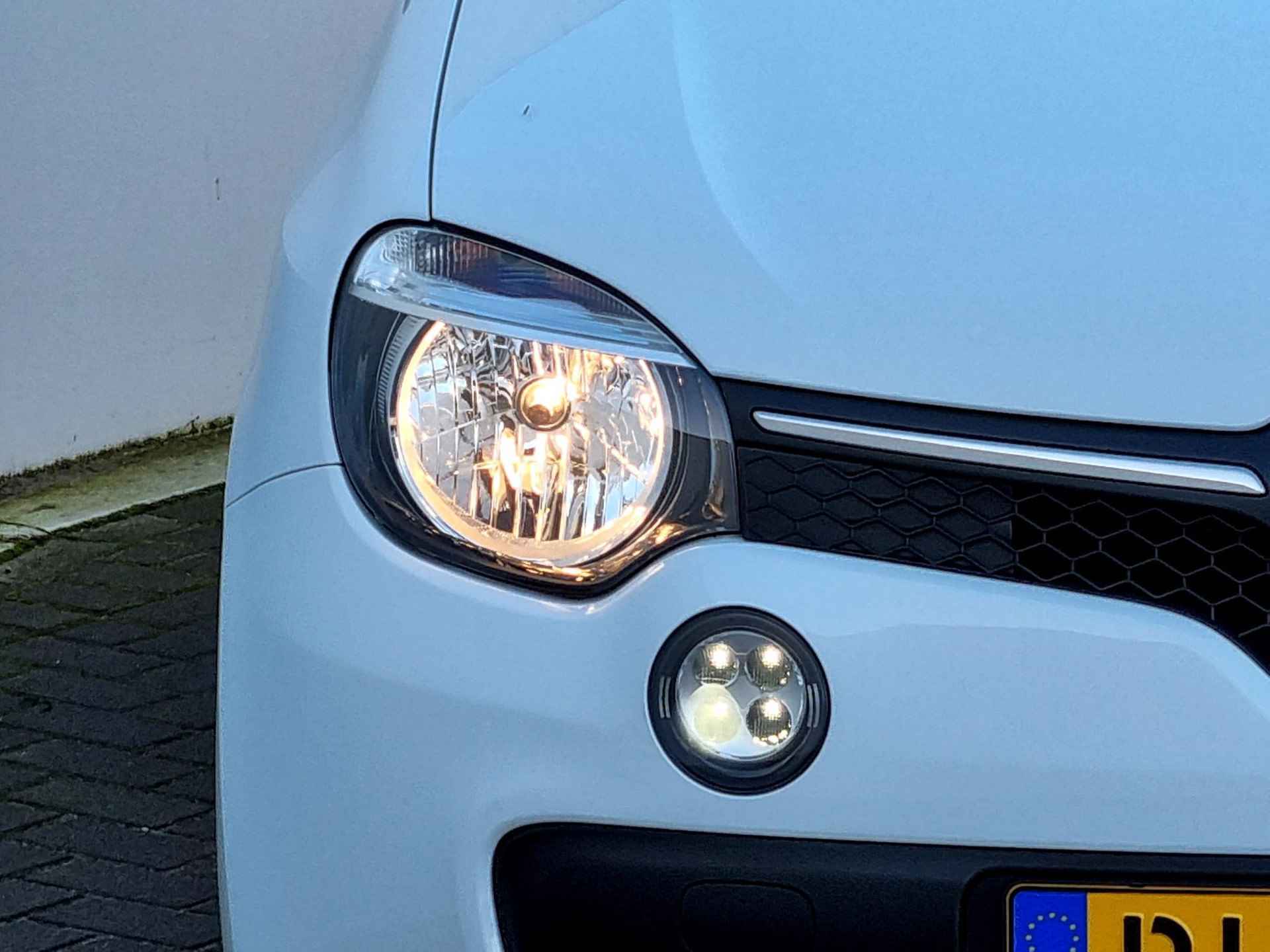 Renault Twingo 1.0 SCe Intens Automaat / All Season Banden / Navigatie / Achterruitrijcamera / Airco / Cruise Control / 16" Lichtmetalen Velgen - 21/40