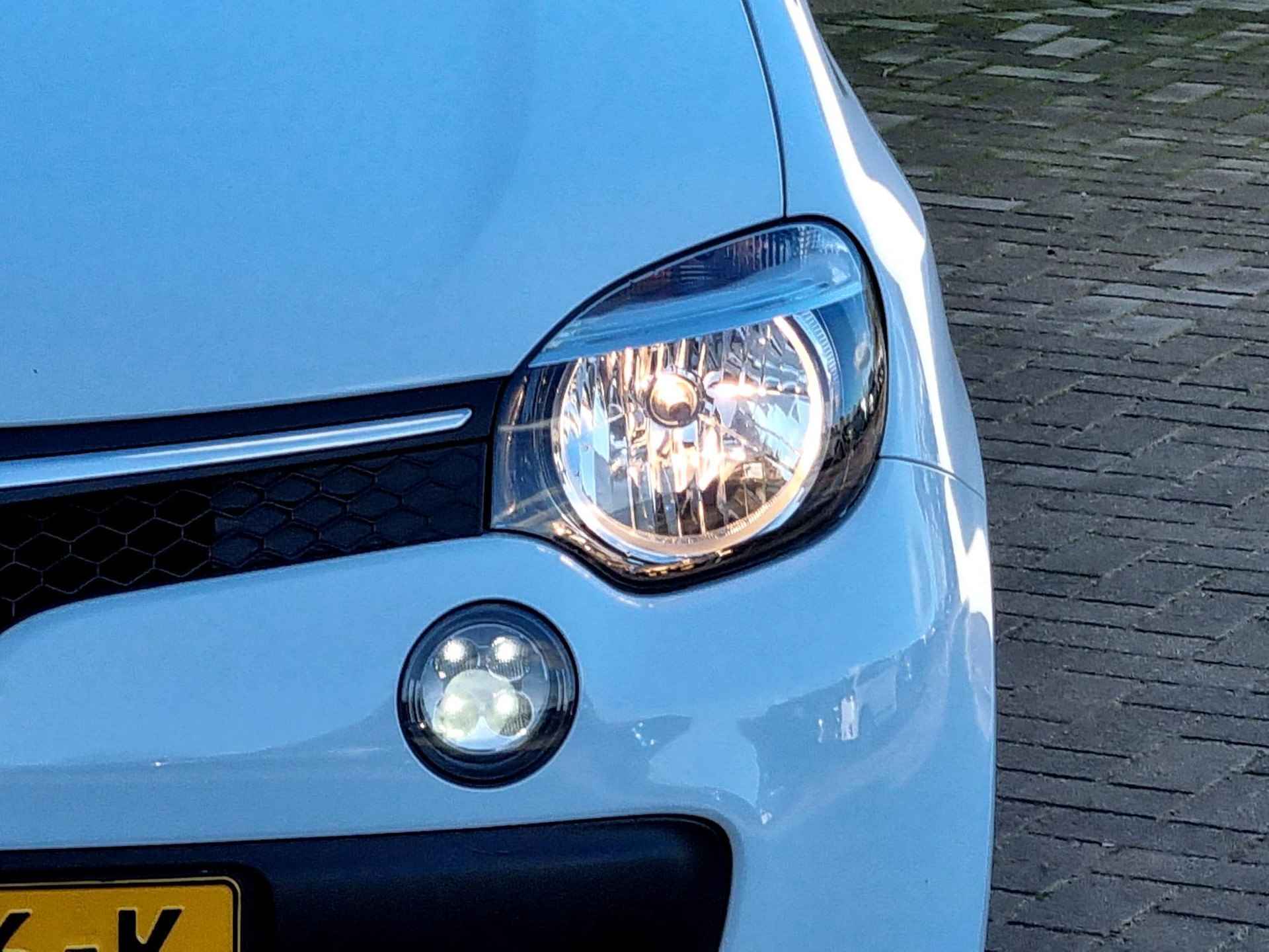 Renault Twingo 1.0 SCe Intens Automaat / All Season Banden / Navigatie / Achterruitrijcamera / Airco / Cruise Control / 16" Lichtmetalen Velgen - 22/40