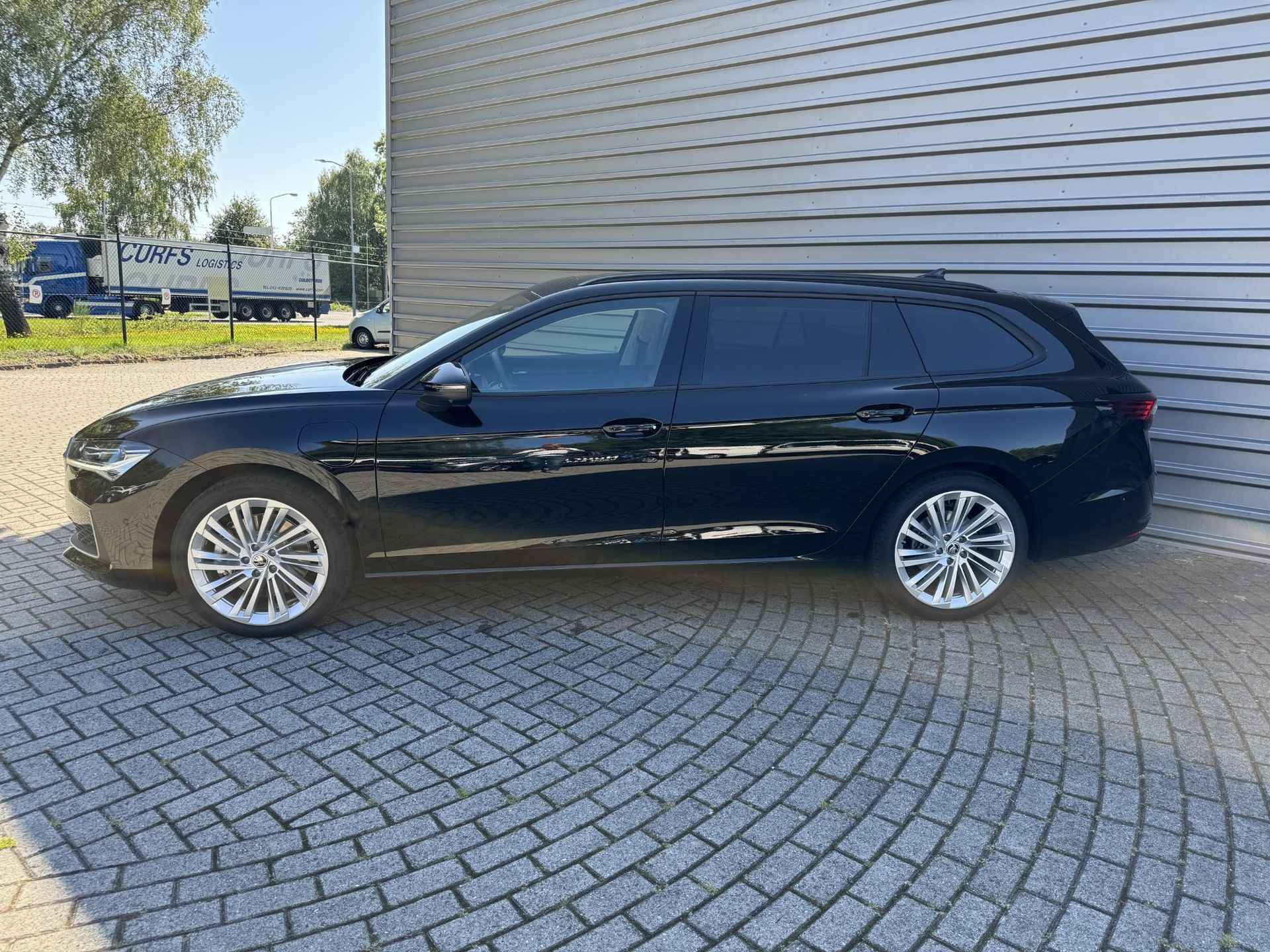 Skoda Superb Combi 1.5 TSI iV First Edition PHEV + Panoramadak + Matrix led + 19 inch + stoelverwarming/ventilatie + ACC + Zwenkbare trekhaak - 2/17