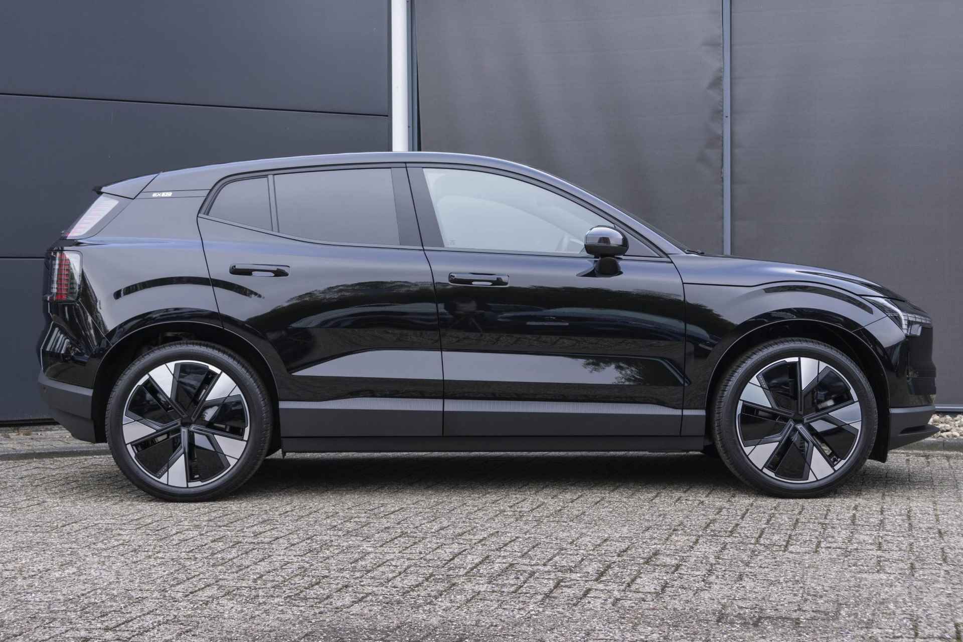 Volvo EX30 Single Motor Extended Range Plus 69 kWh | Gratis Laadpaal | Harman Kardon Premium Audio | Pilot Assist | Keyless Entry | Donker Getint Glas - 4/36