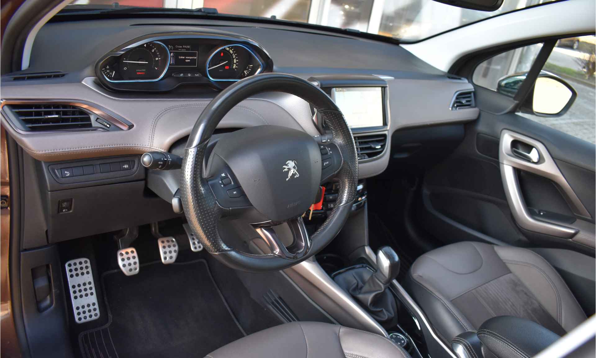 Peugeot 2008 1.6 VTi Féline / Panoramadak / Navigatie / Trekhaak / 17" LM - 2/35