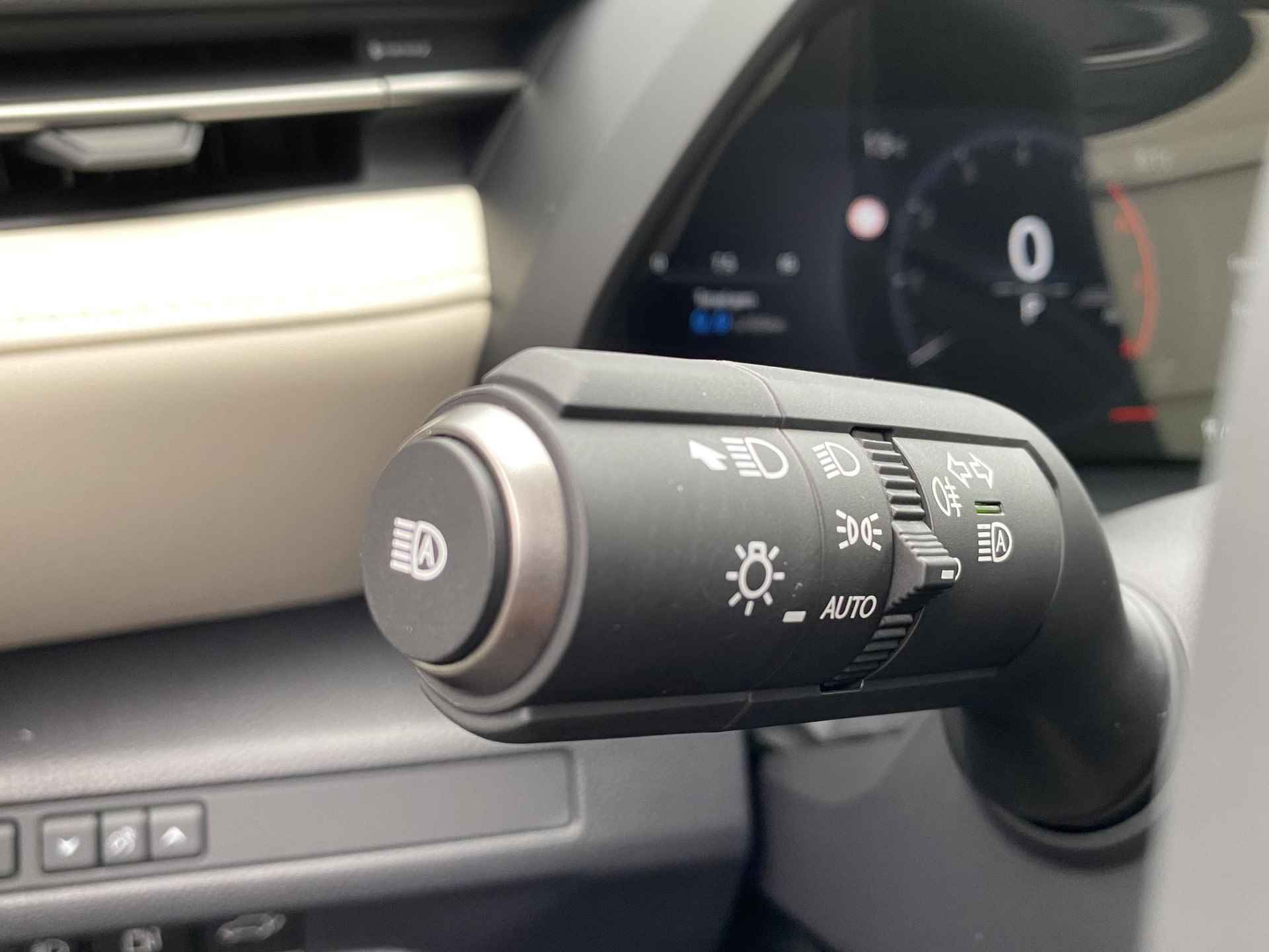 Lexus LBX Elegant 2WD DIRECT LEVERBAAR STOELVERWARMING KEYLESS ELEK-KOFFERKLEP BLIND-SPOT - 23/33