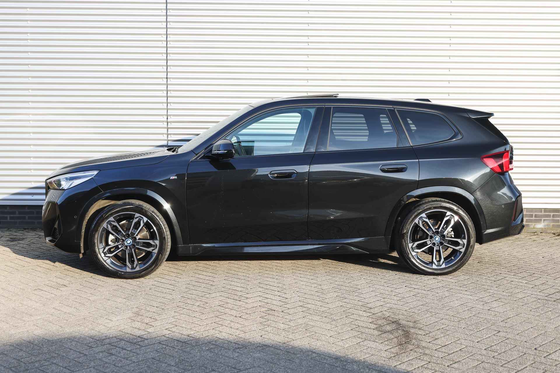 BMW iX1 xDrive30 M Sport Automaat / Panoramadak / Sportstoelen / Adaptief M Onderstel / Parking Assistant / Memory Seats / Stuurverwarming / Harman-Kardon - 4/33