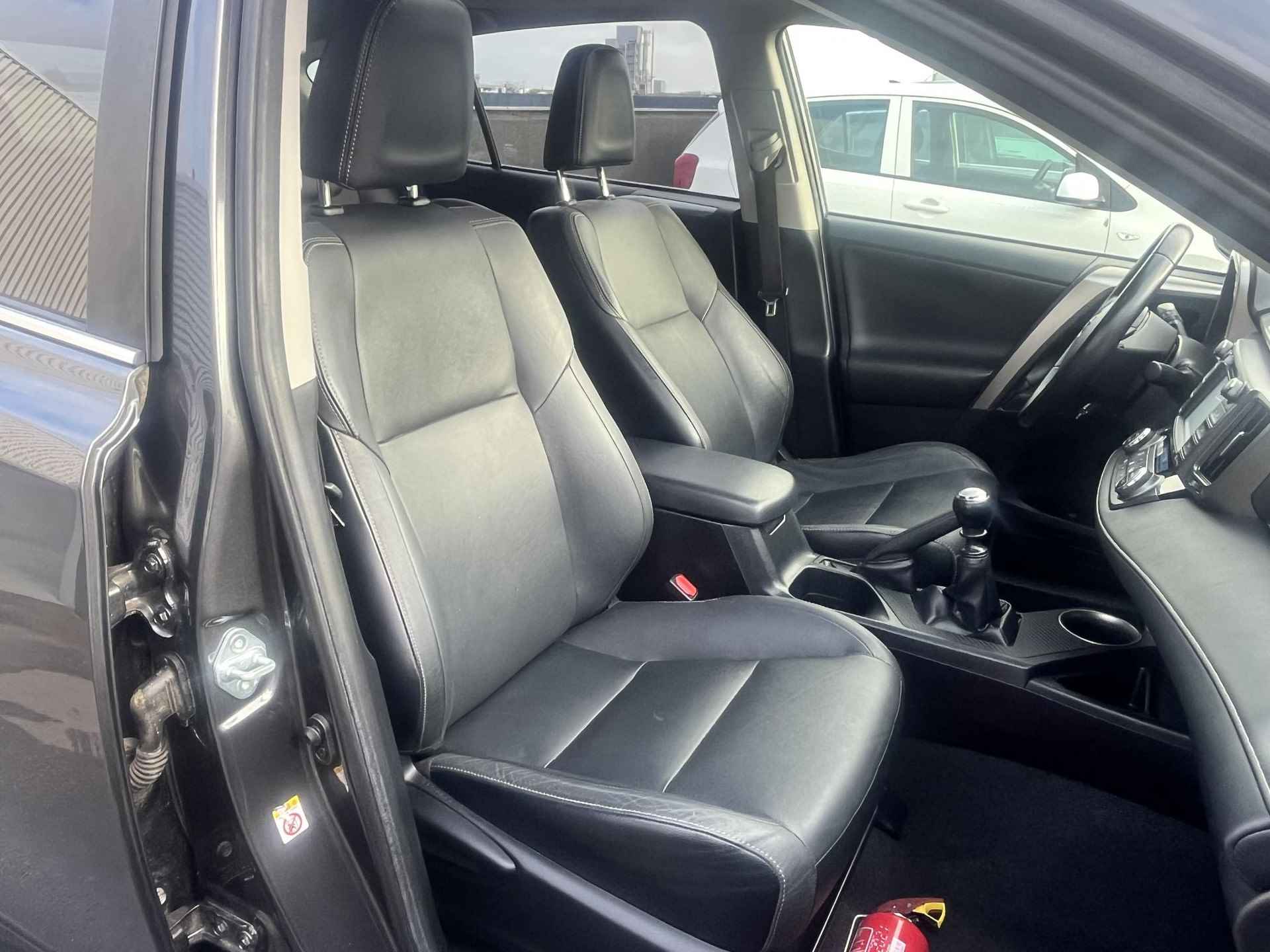 Toyota RAV4 2.0D Executive Business 4WD Schuif/kanteldak, Trekhaak, Dodehoekdetectie, Navigatie, Nieuw geleverd en dealeronderhouden, JBL, LMV, Stoelverwarming, Lederen bekleding - 16/59