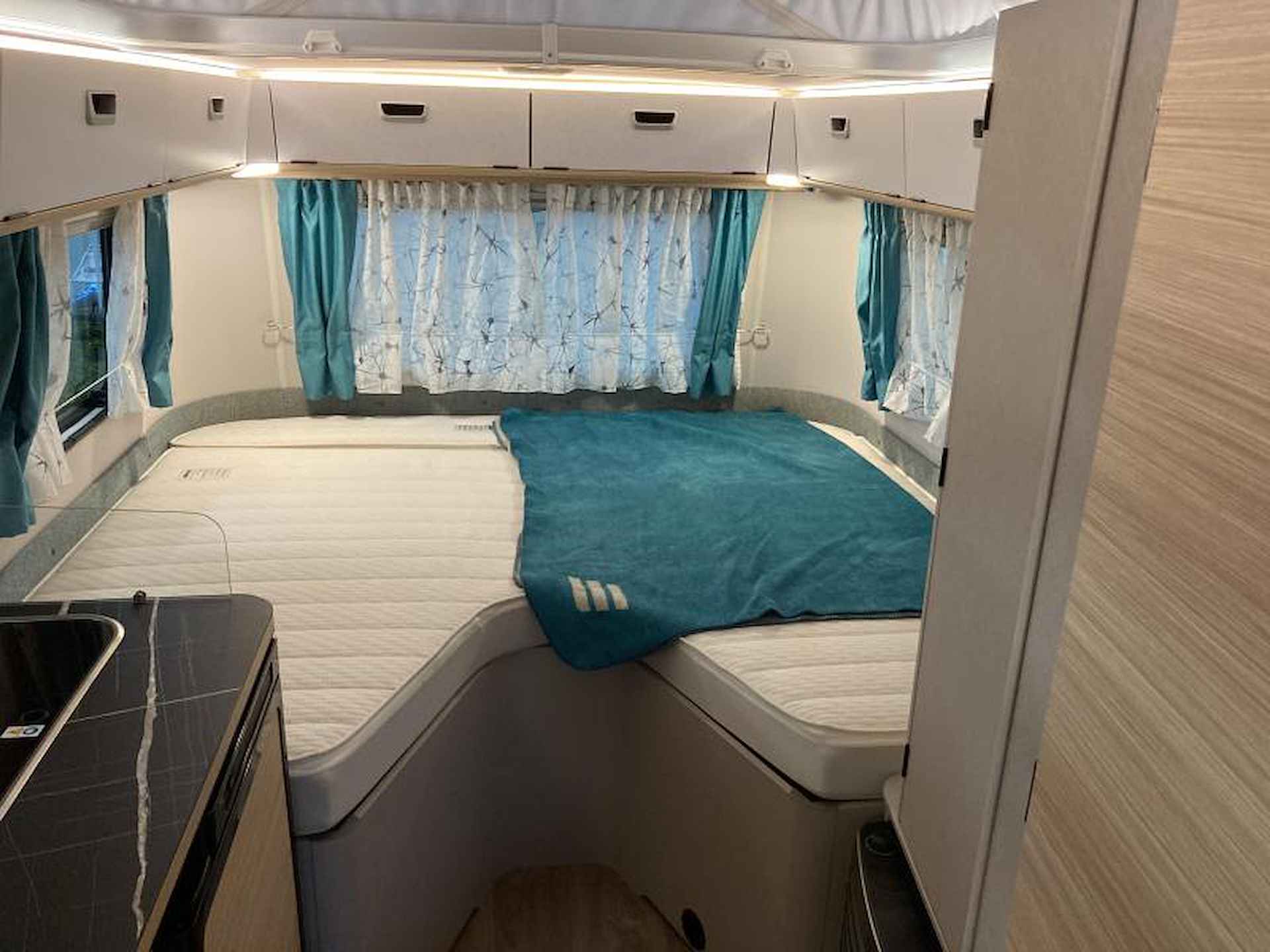 Eriba Touring 642 Harbour Blue - 5/8