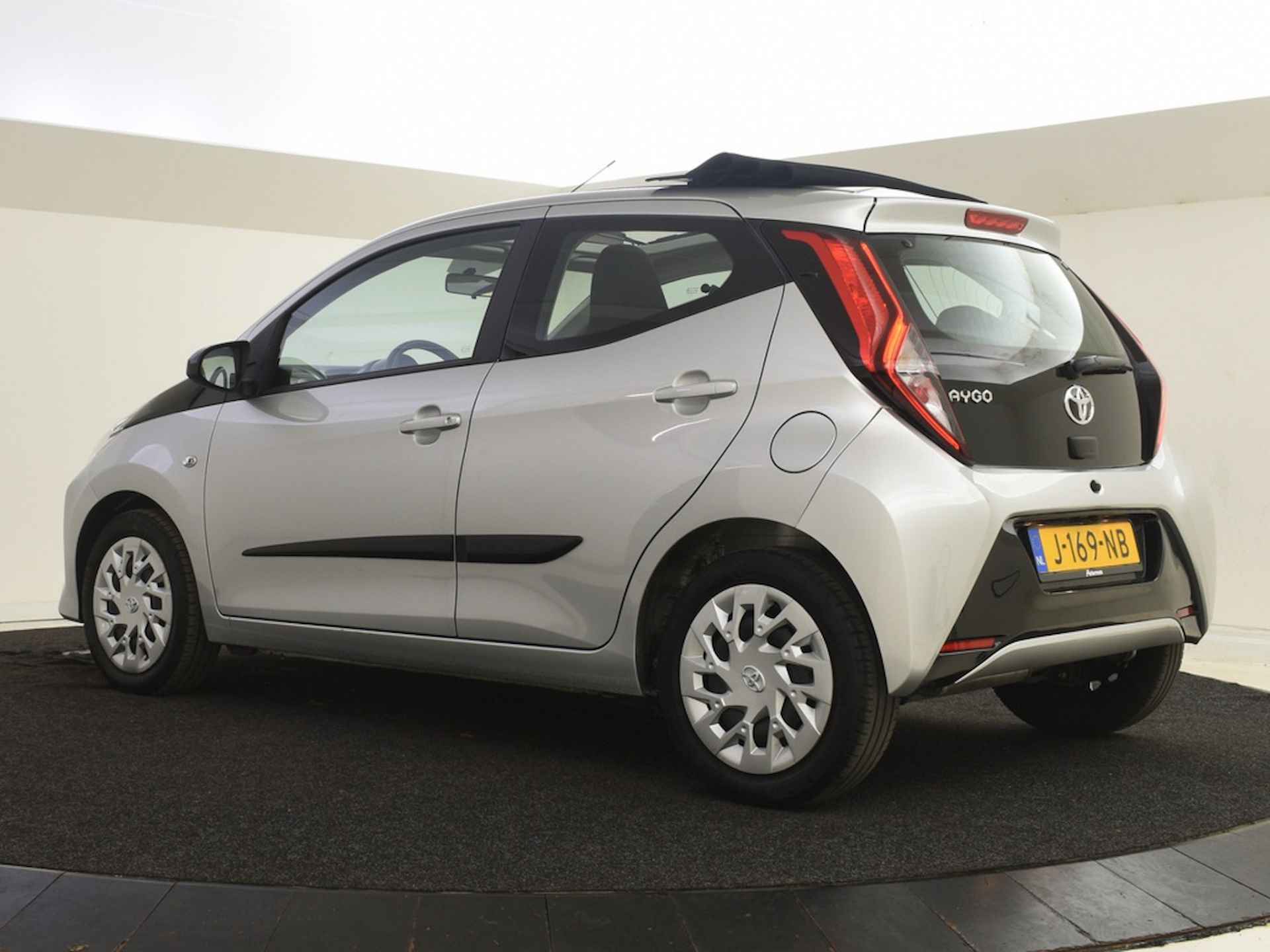 Toyota Aygo | Private lease vanaf € 320,-  1.0 VVT-i x-play Cabrio Automaat | Navigatie | Camera - 3/26