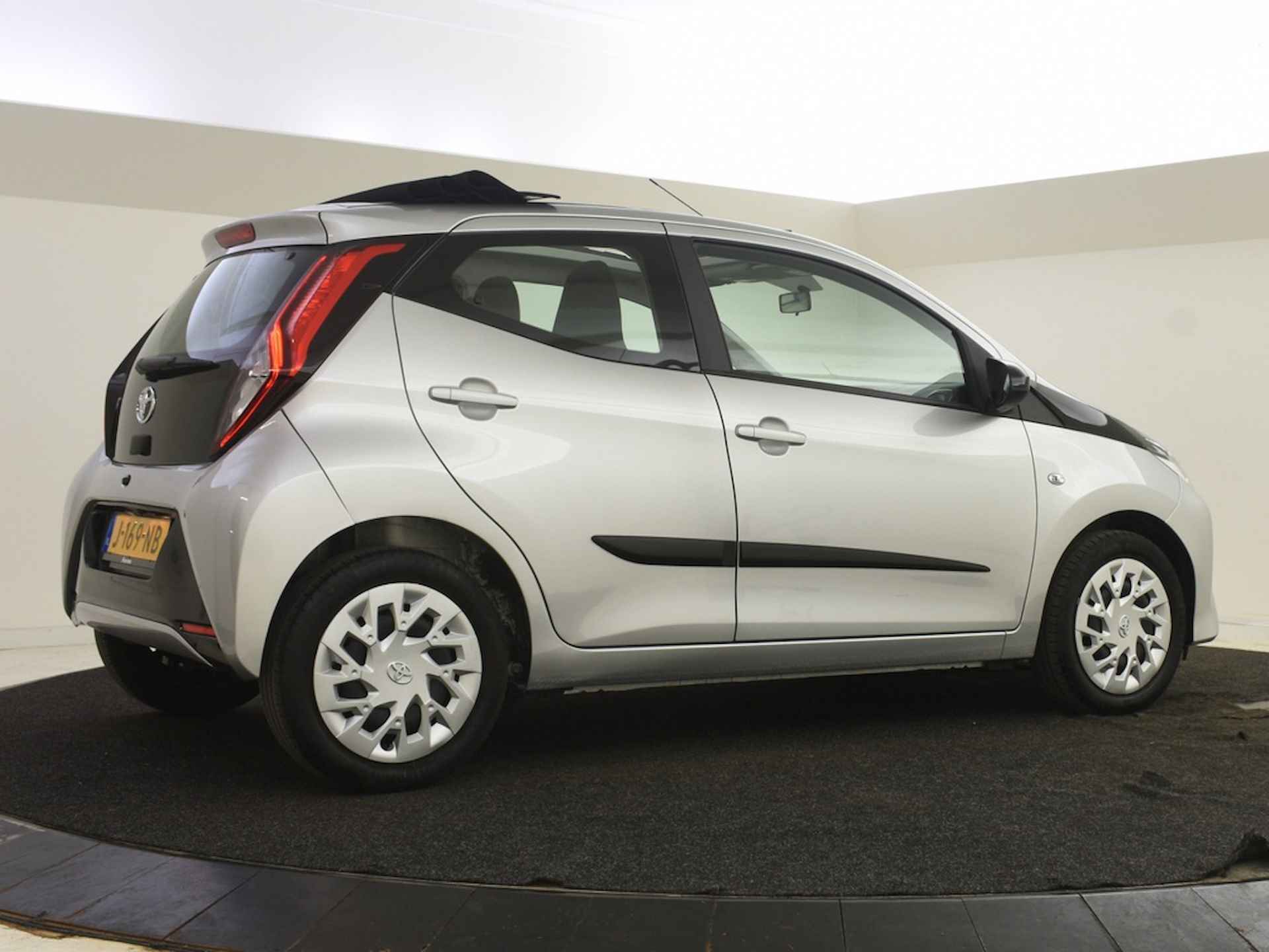 Toyota Aygo | Private lease vanaf € 320,-  1.0 VVT-i x-play Cabrio Automaat | Navigatie | Camera - 8/26