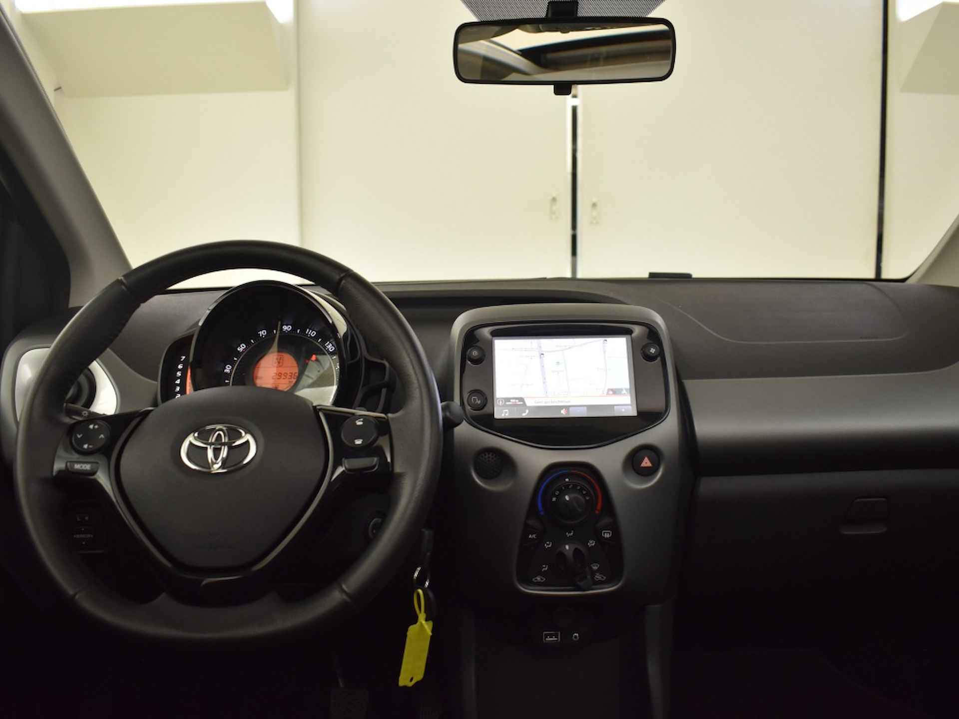 Toyota Aygo | Private lease vanaf € 320,-  1.0 VVT-i x-play Cabrio Automaat | Navigatie | Camera - 11/26