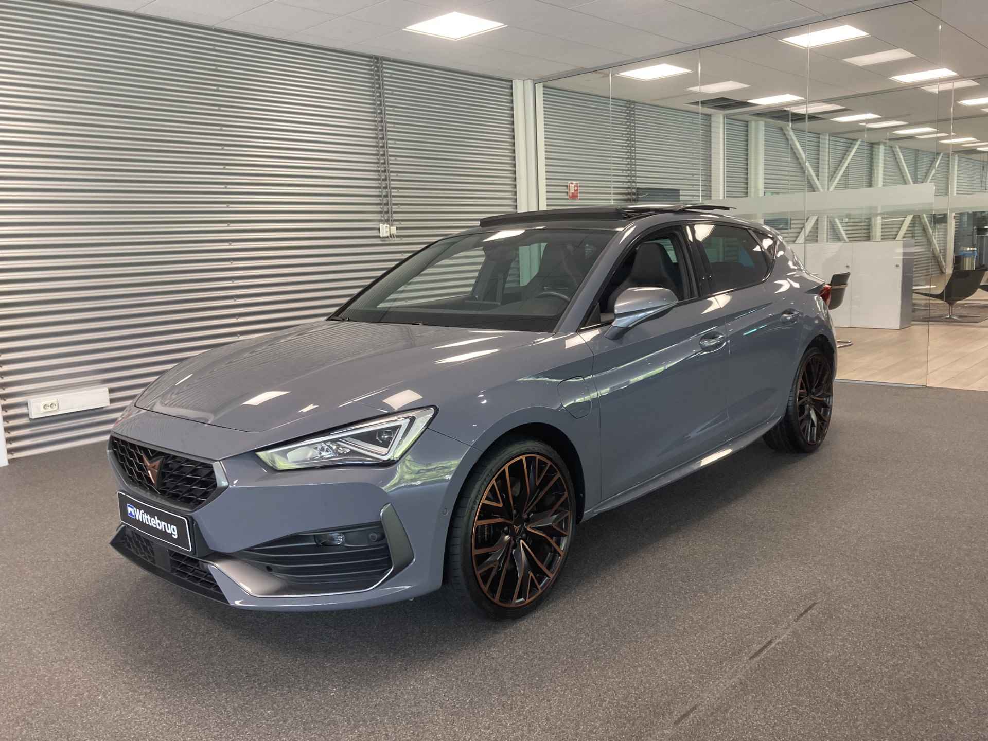 CUPRA Leon 1.4 e-Hybrid 245pk DSG VZ Performance / Panoramadak / SuperSport Stuur / 19" LMV / Stuur & Stoelverwarming / LED / Keyless / Navigatie - 3/34