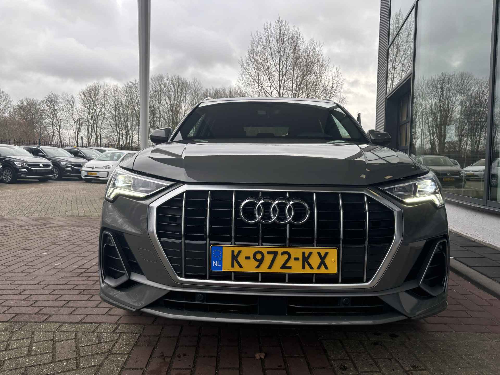 Audi Q3 35 TFSI S edition AUT/ Metallic/ Digitale Cockpit/ / Led/ Panoramadak/ S Line int. + ext. / Leer/ Elec. K./ Clima/ Navi/ Parkeersensor  A/ 18 lmv/ - 15/35